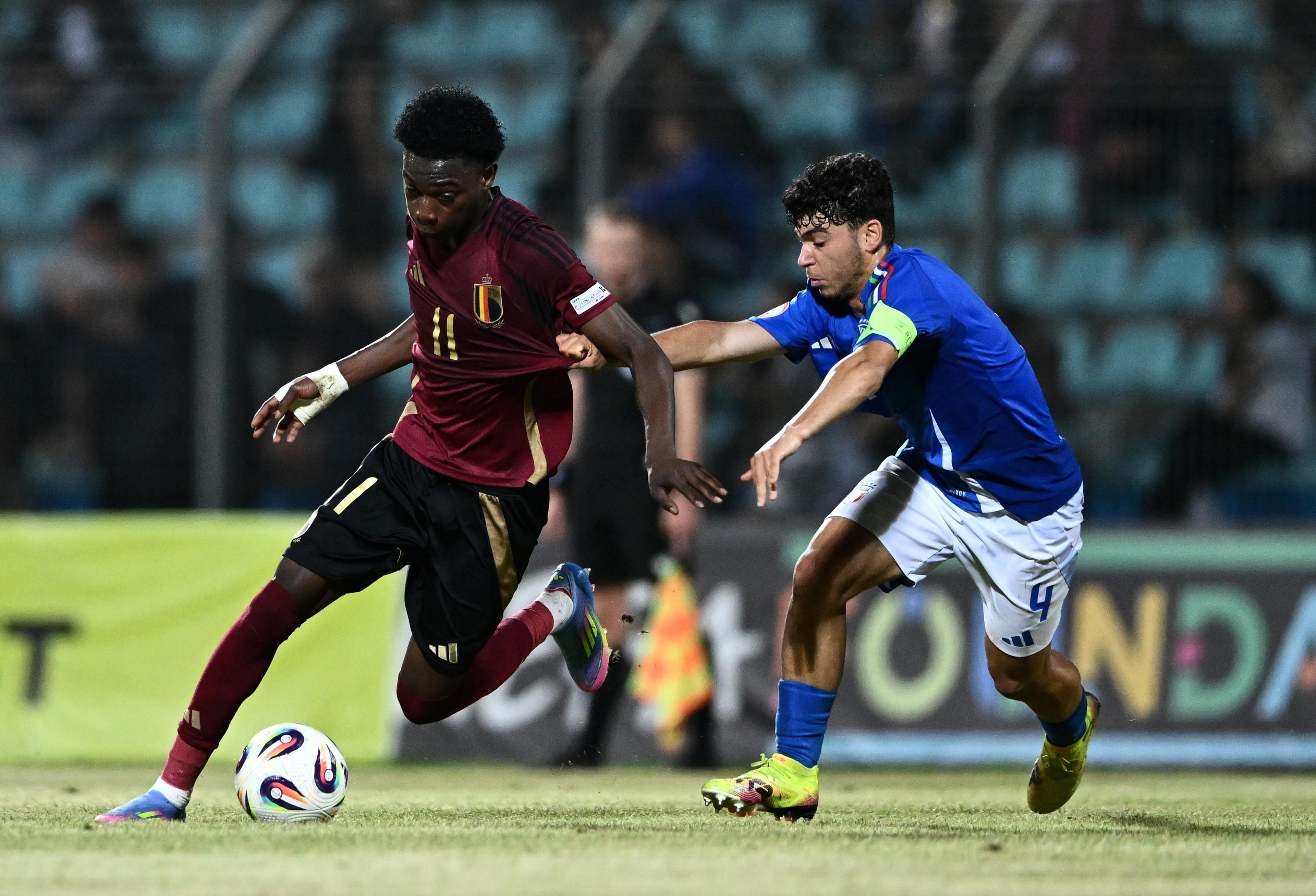 DURRES, ALBANIA - MAY 26: Jesse Bisiwu of Belgium runs with the ball whilst under pressure from â Vincenzo Prisco of Italy during the UEFA European Under-17 Championship 2024/25 Group B match between Belgium and Italy at Niko Dovana Stadium on May 26, 2025 in Durres, Albania. (Photo by Ben McShane - Sportsfile/UEFA via Getty Images)