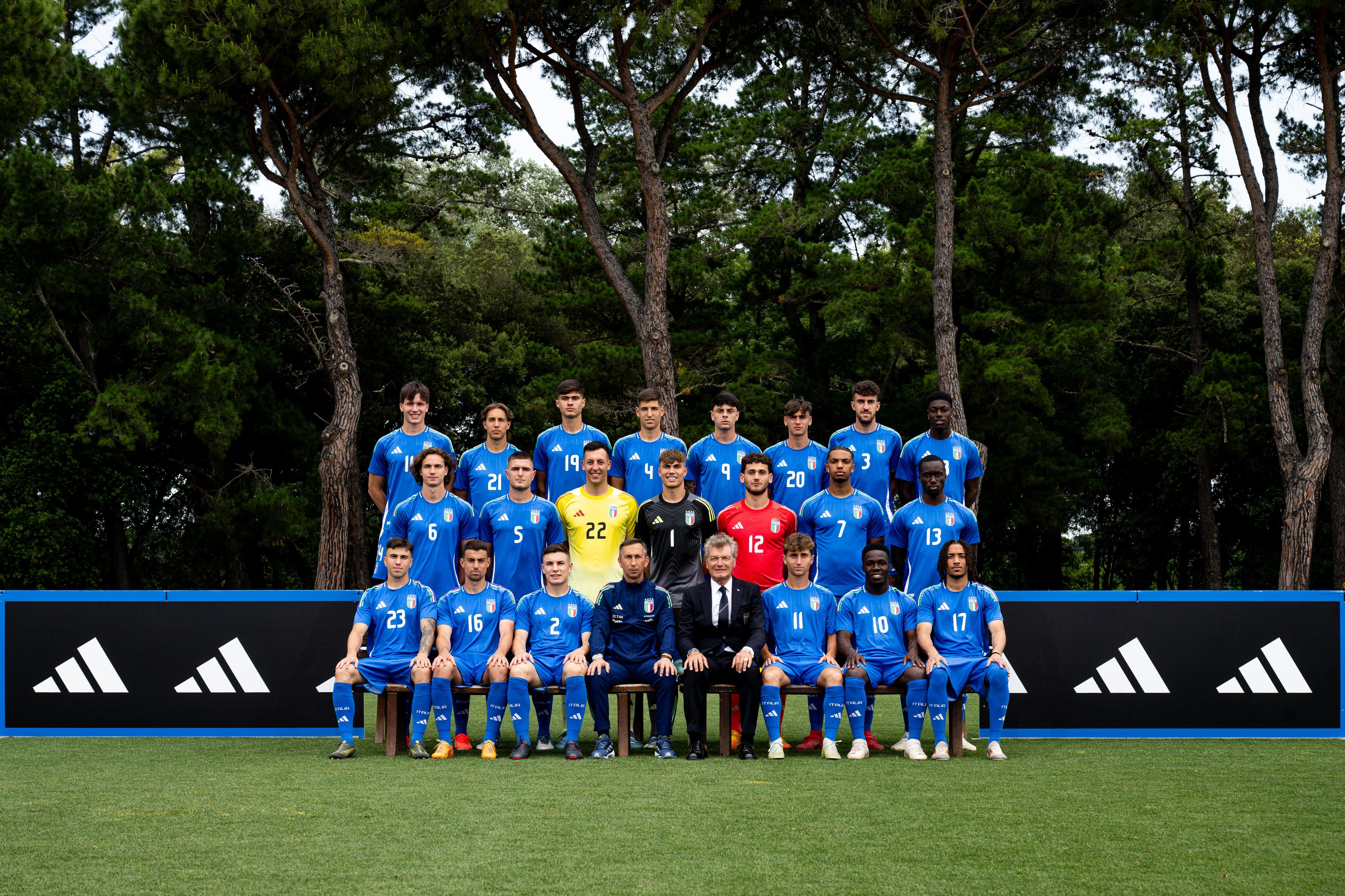 TIRRENIA, ITALY - JUNE 4: Italy U21 players and staff, wearing Adidas shirts, pose for an official group picture at Centro di Preparazione Olimpica on June 4, 2025 in Tirrenia, Italy. (Photo by FIGC/FIGC via Getty Images)