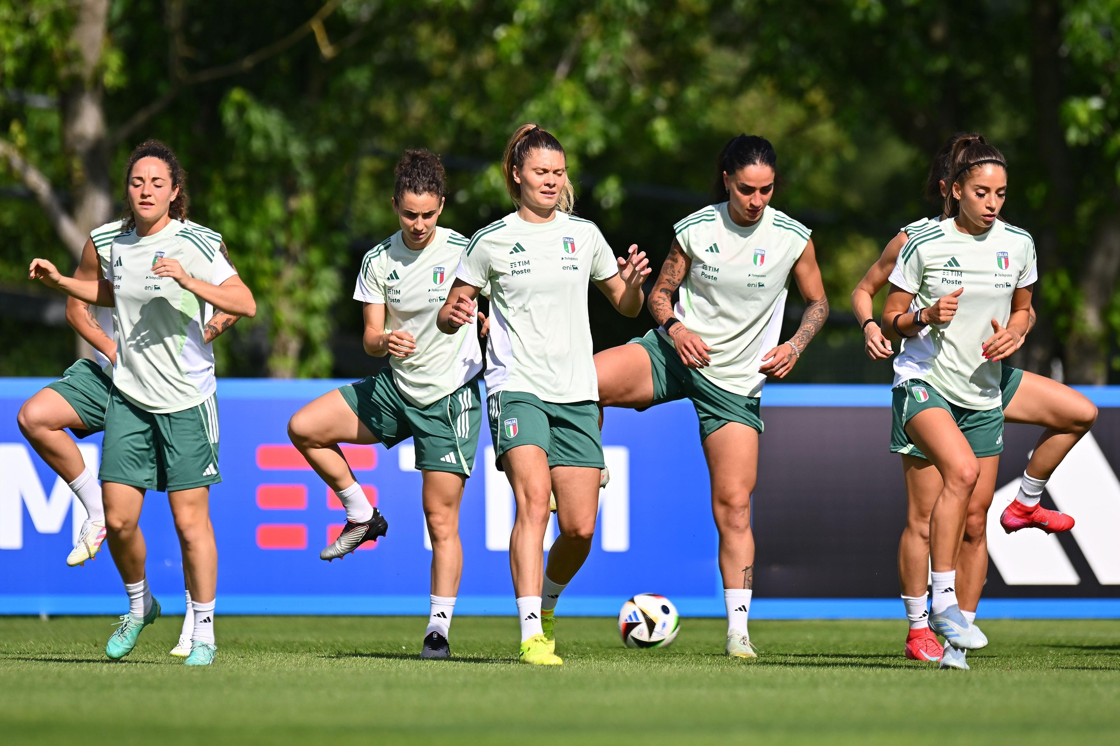 PARMA, ITALY - MAY 29:Italian players warm up during the Italy Women Training Session & Press Conference at Stadio Ennio Tardini on May 29, 2025 in Parma, Italy. (Photo by Alessandro Sabattini - FIGC/FIGC via Getty Images)