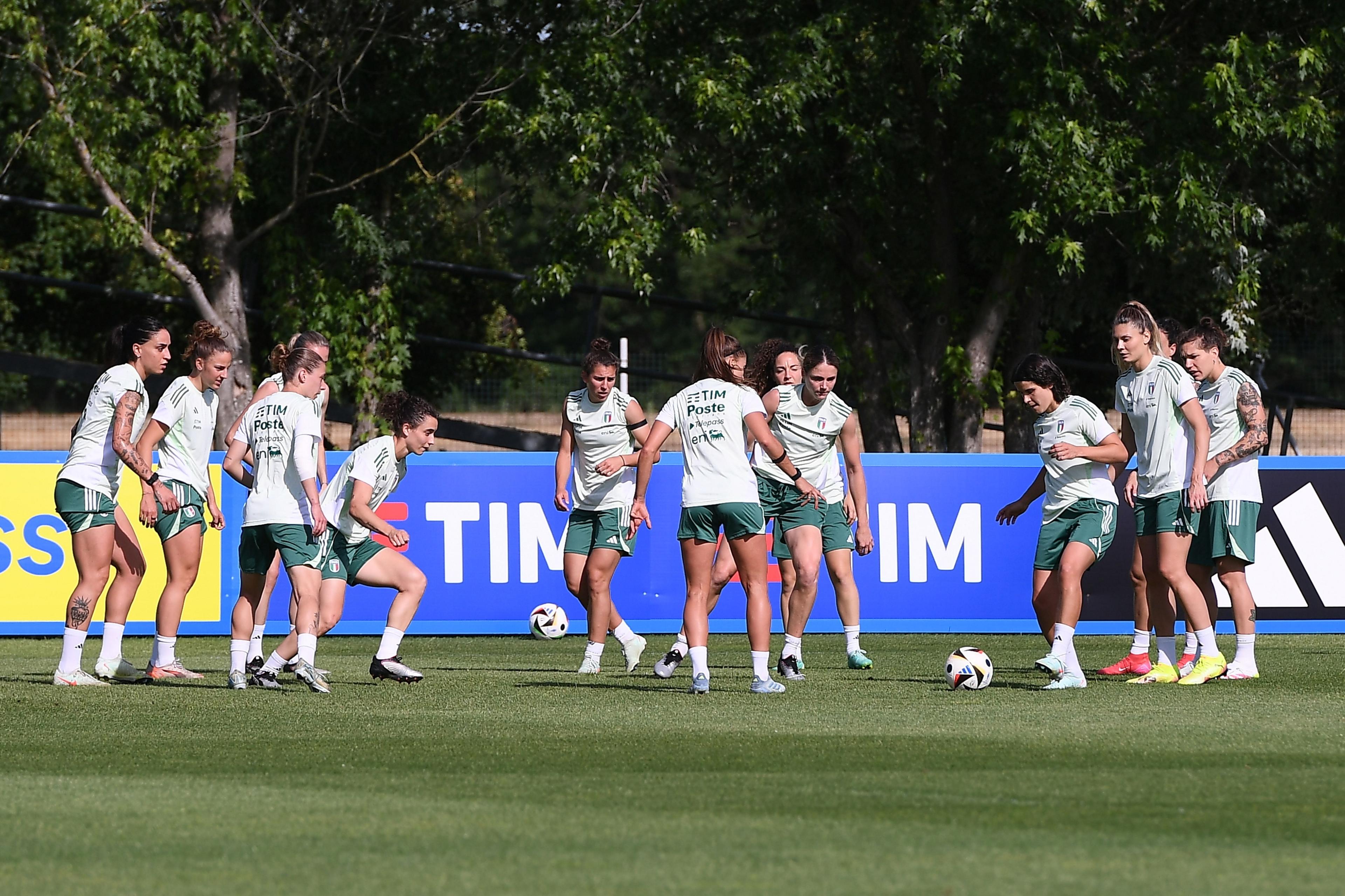 PARMA, ITALY - MAY 29:Italian players warm up during the Italy Women Training Session & Press Conference at Stadio Ennio Tardini on May 29, 2025 in Parma, Italy. (Photo by Alessandro Sabattini - FIGC/FIGC via Getty Images)
