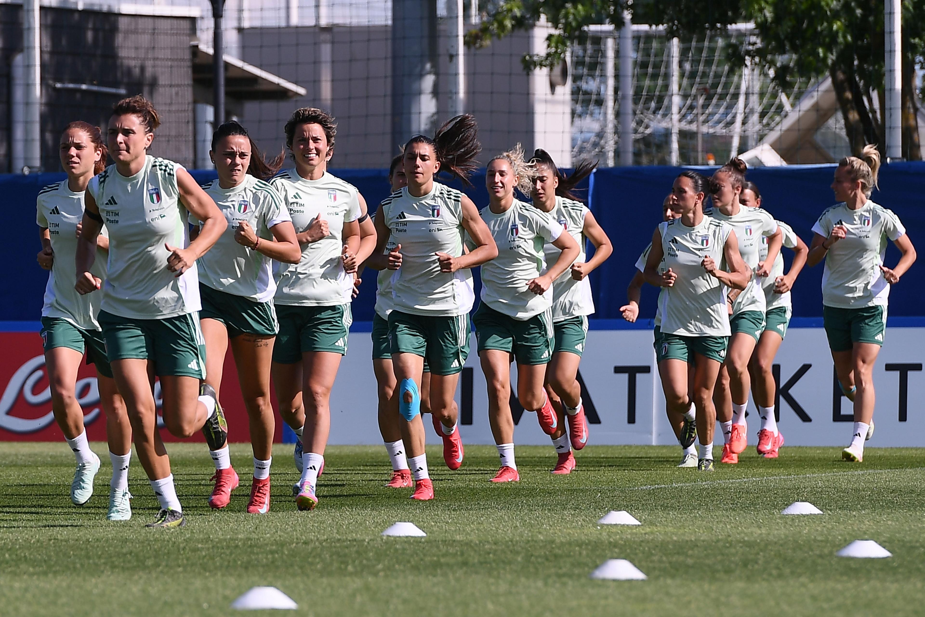 PARMA, ITALY - MAY 29:Italian players warm up during the Italy Women Training Session & Press Conference at Stadio Ennio Tardini on May 29, 2025 in Parma, Italy. (Photo by Alessandro Sabattini - FIGC/FIGC via Getty Images)