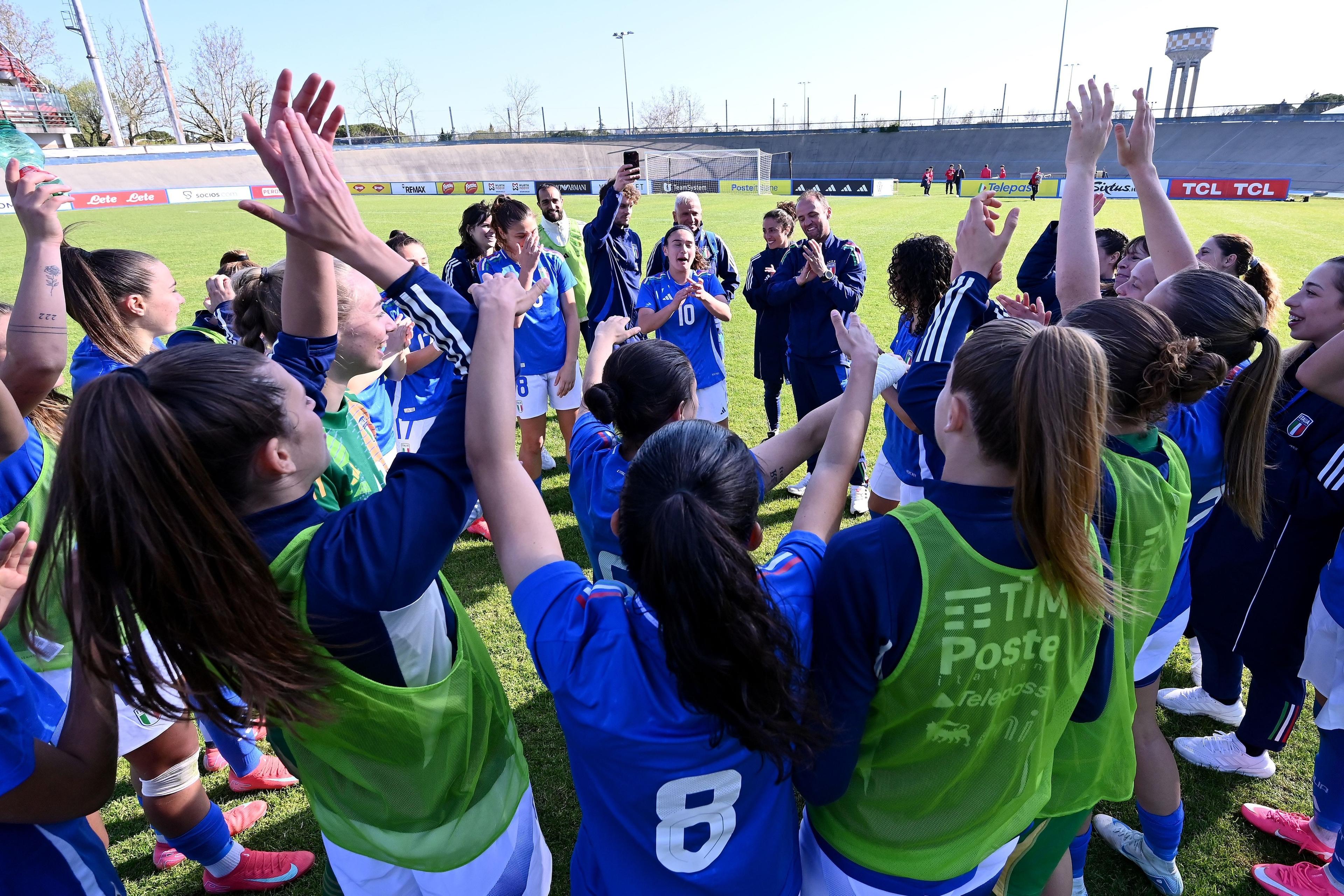 Le 20 Azzurrine pronte a volare in Polonia per la fase finale dell'Europeo: giovedì 12 la partenza, domenica 15 il debutto contro le padrone di casa
