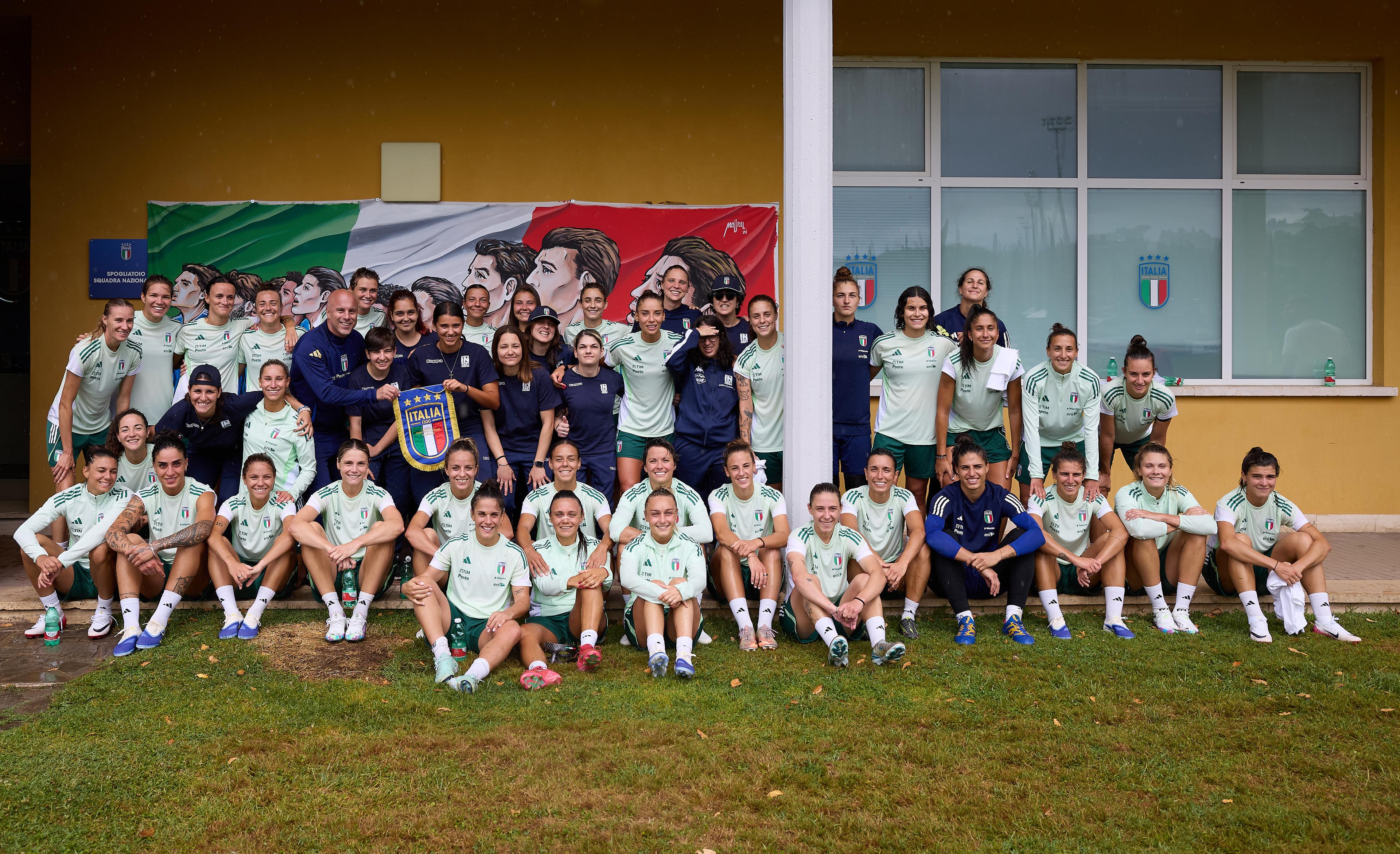 FLORENCE, ITALY - JUNE 17: Players of Italy pose for a photo with Insuperabli Toscana DCPS Team during Italy Women Training Session at Centro Tecnico Federale di Coverciano on June 17, 2025 in Florence, Italy. (Emmanuele Ciancaglini - FIGC/FIGC via Getty Images) (Photo by FIGC/FIGC via Getty Images)