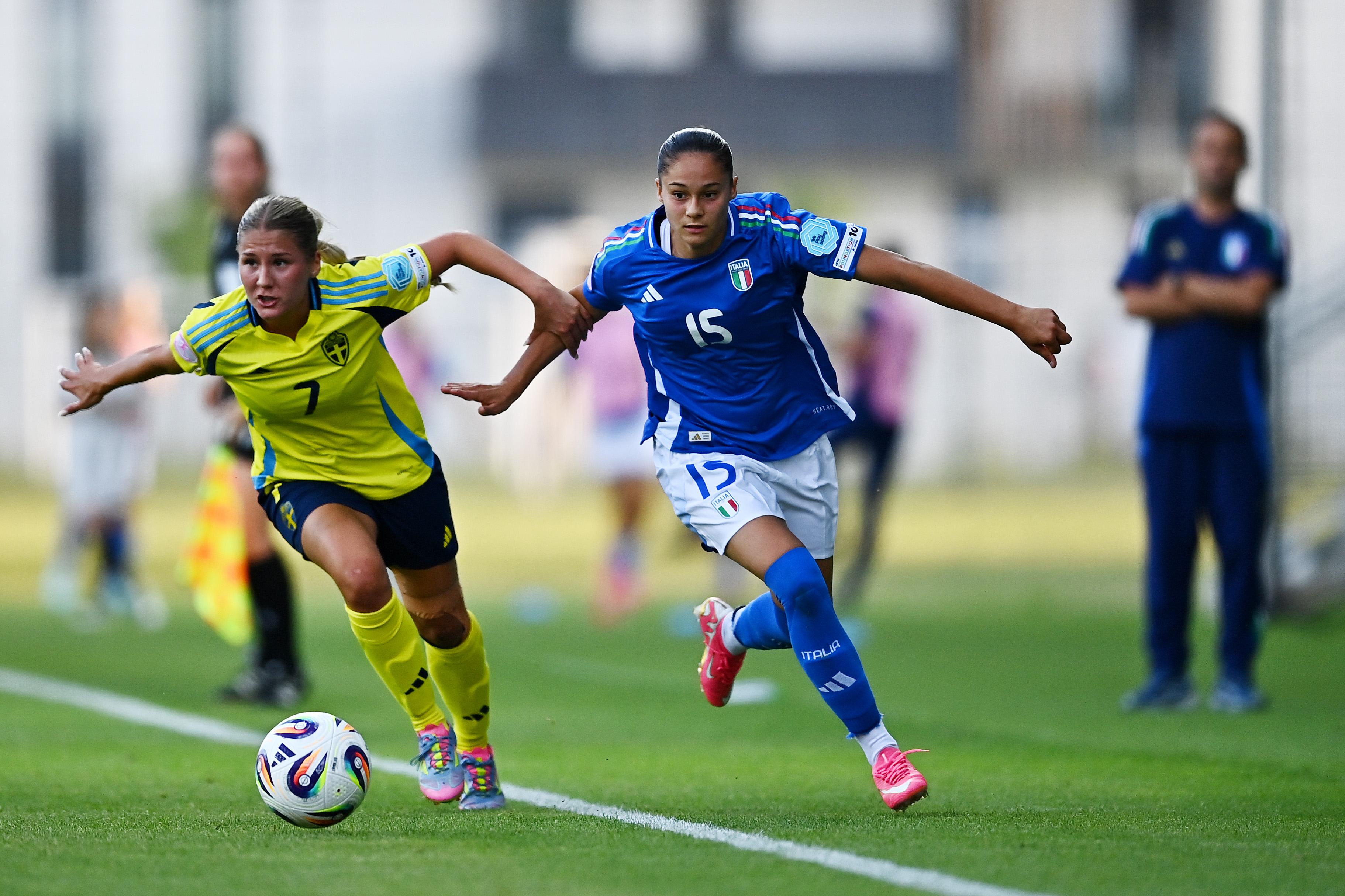 STALOWA WOLA, POLAND - JUNE 18: Emma Lombardi of Italy is challenged by Novalie Jensen of Sweden during the UEFA Women's European Under-19 Championship 2024/25 Group A match between Sweden and Italy at Stadium Stalowa Wola on June 18, 2025 in Stalowa Wola, Poland. (Photo by Tyler Miller - Sportsfile/UEFA via Getty Images)