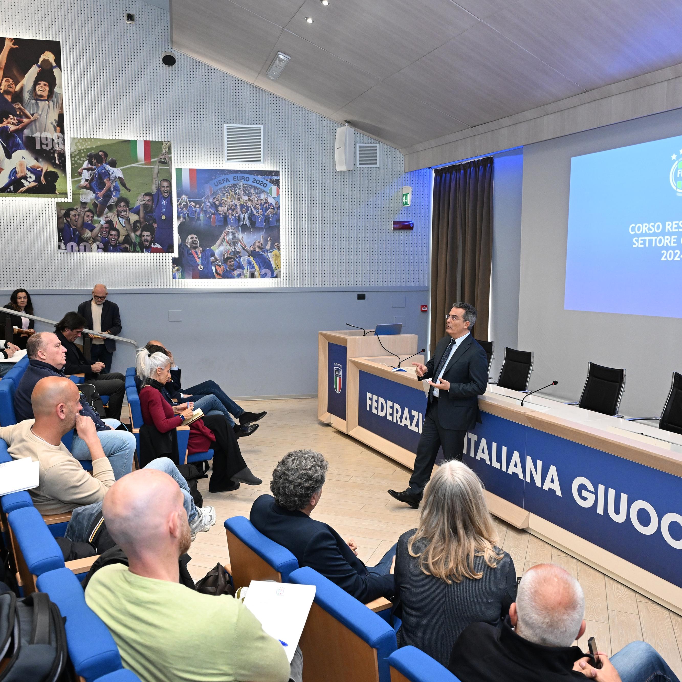 Corso per Responsabile di SG, Floris docente per un giorno a Coverciano: \"Essere qui è un sogno che si avvera\"