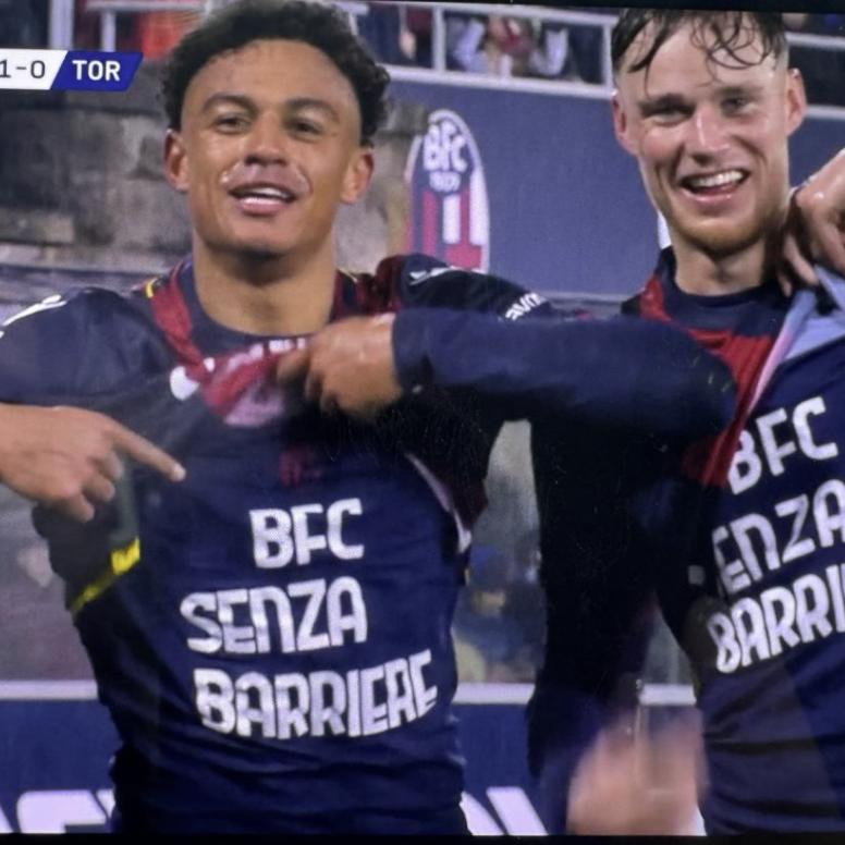 Ndoye e Beukema del Bologna festeggiano un gol mostrando la maglia dedicata al 'BFC Senza Barriere': \"Ce l'avevano promesso!\"