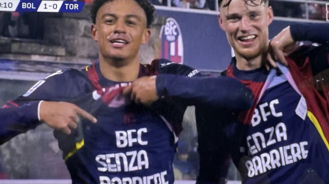 Ndoye e Beukema del Bologna festeggiano un gol mostrando la maglia dedicata al 'BFC Senza Barriere': \"Ce l'avevano promesso!\"