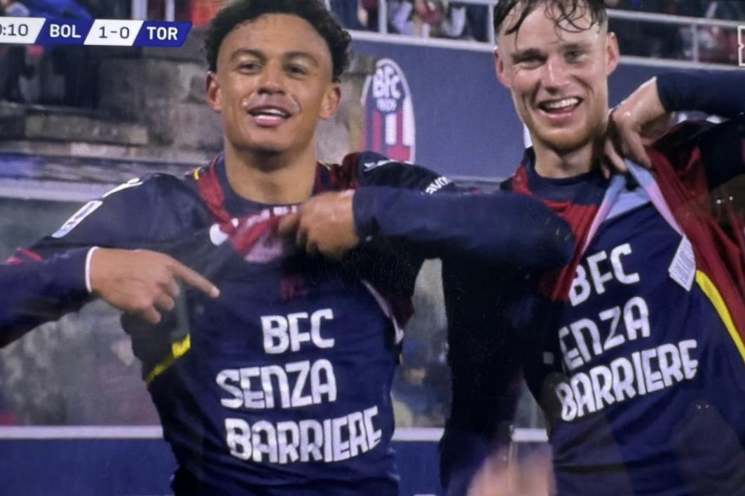 Ndoye e Beukema del Bologna festeggiano un gol mostrando la maglia dedicata al 'BFC Senza Barriere': \"Ce l'avevano promesso!\"