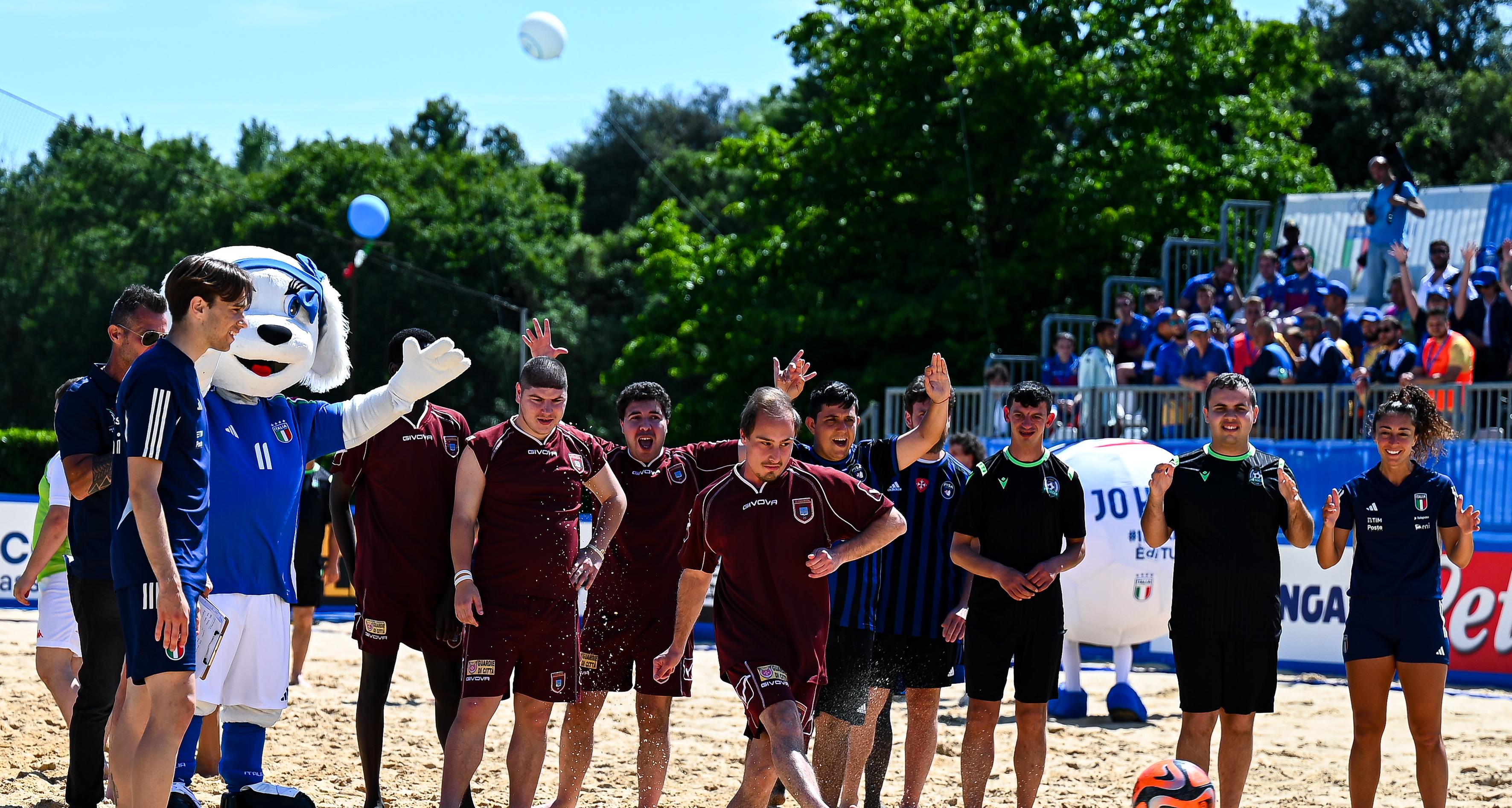 Finale Nazionale a Tirrenia, l'esibizione del beach soccer