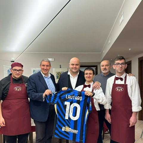 Il bel gesto di Lautaro Martinez a favore di 'Din Don Dan', il ristorante in cui lavorano i calciatori di due squadre DCPS