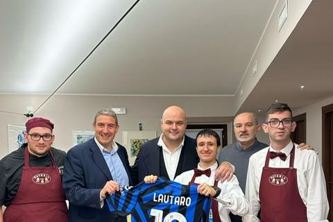 Il bel gesto di Lautaro Martinez a favore di 'Din Don Dan', il ristorante in cui lavorano i calciatori di due squadre DCPS