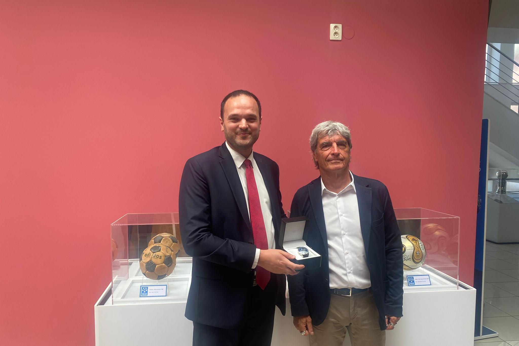 All’Università di Bratislava un workshop dedicato agli allenatori slovacchi, anche Mario Beretta in visita alla mostra ‘Sfumature di Azzurro’