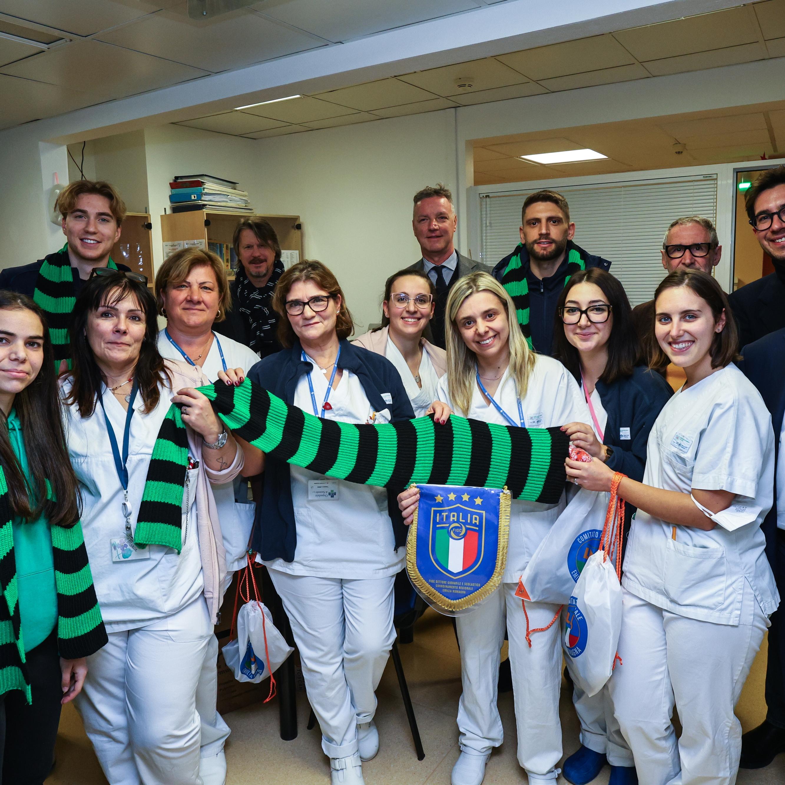 \"Natale in Pediatria 2024\" a Sassuolo: Berardi e Thorsvedt insieme a SGS-FIGC Emilia Romagna