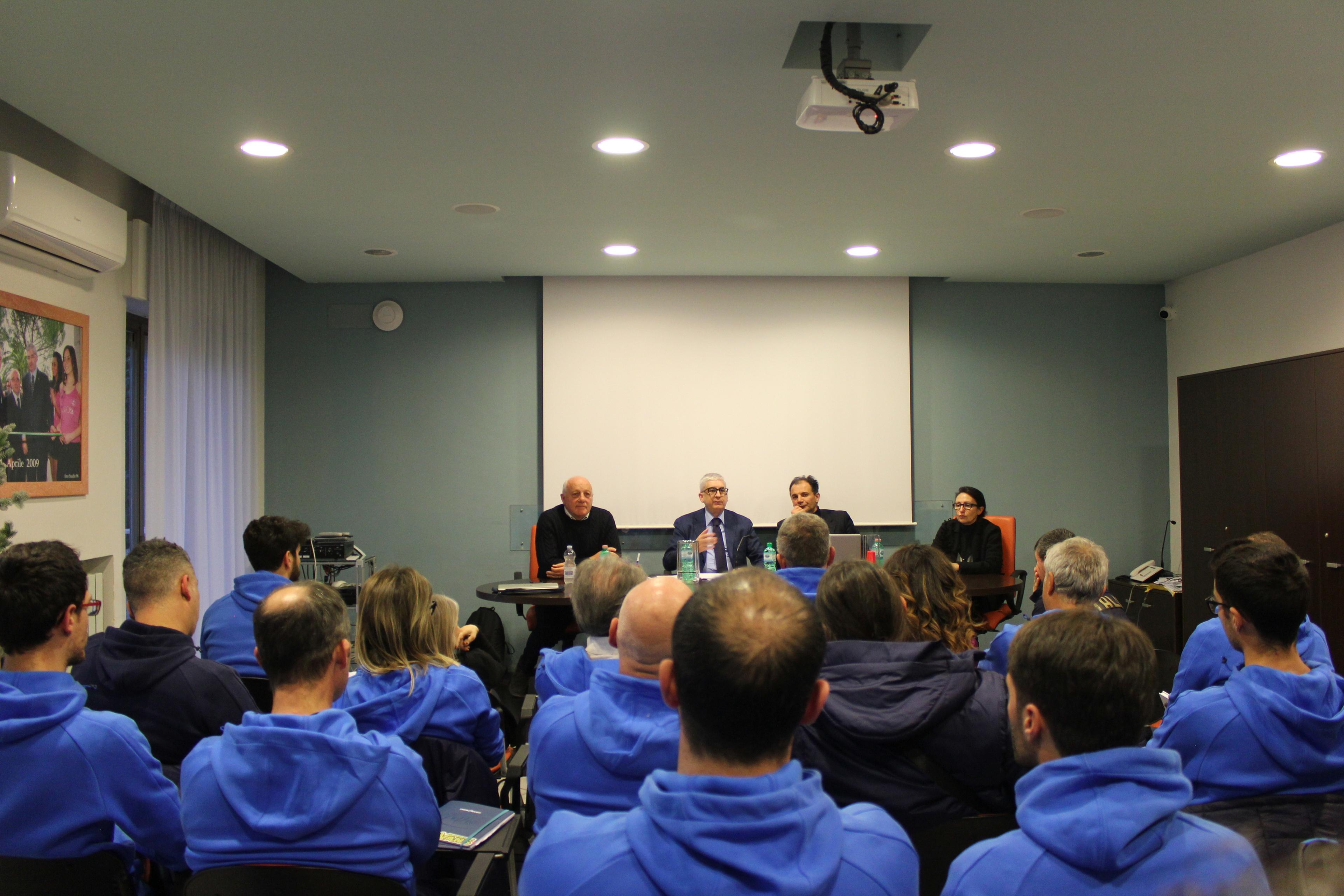 Bari, conclusa la riunione FIGC-SGS con il Presidente Vito Tisci, il Segretario Vito Di Gioia e la Psicologa Sara Landi