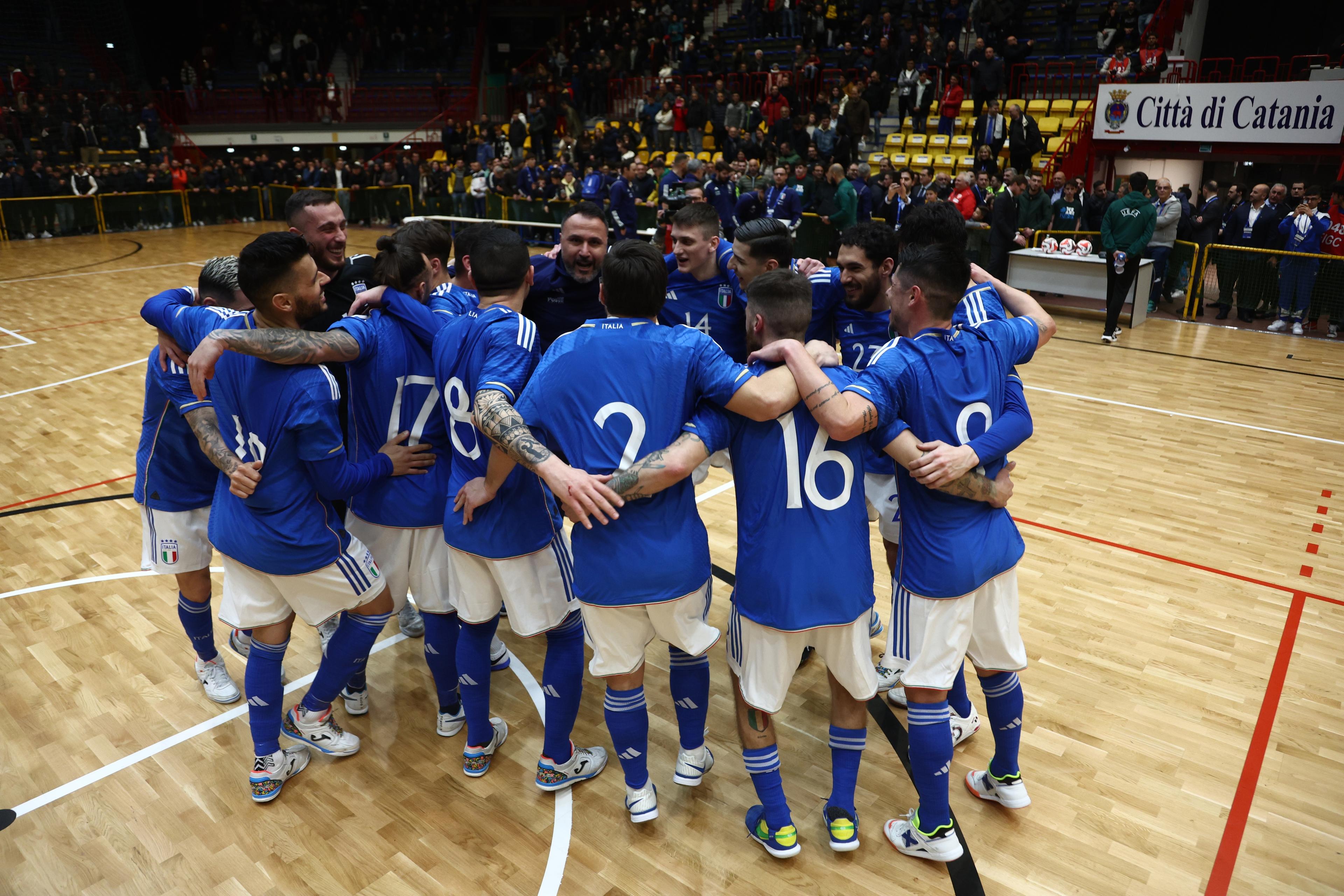 CATANIA, ITALY - MARCH 01: Players of Italy celebrate after 2024 Futsal World Cup Qualifying match played between Italy and North Macedonia at Palacatania on March 01, 2023 in Catania, Italy. (Photo by Maurizio Lagana/Getty Images)