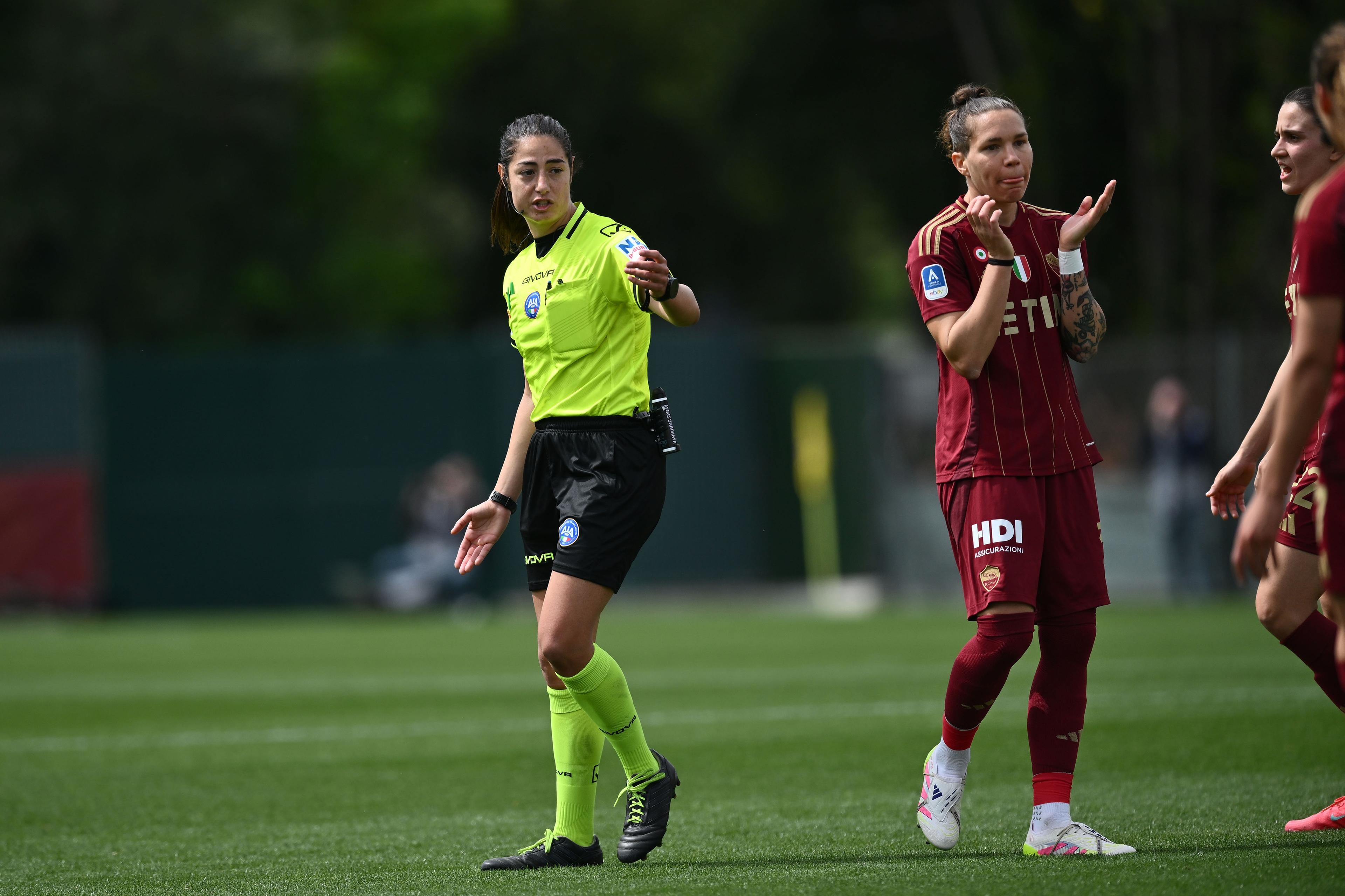 Maria Sole Ferrieri Caputi (Referee)Elena Linari (Roma Women) ; April 13; 2025 - Football : Italian championship 2024 2025 Femminile ; 24°Day; match between Roma Women 1-2 Juventus Women at Tre Fontane Stadium ; Roma, Italy; ;( photo by aicfoto)(ITALY) [0855]