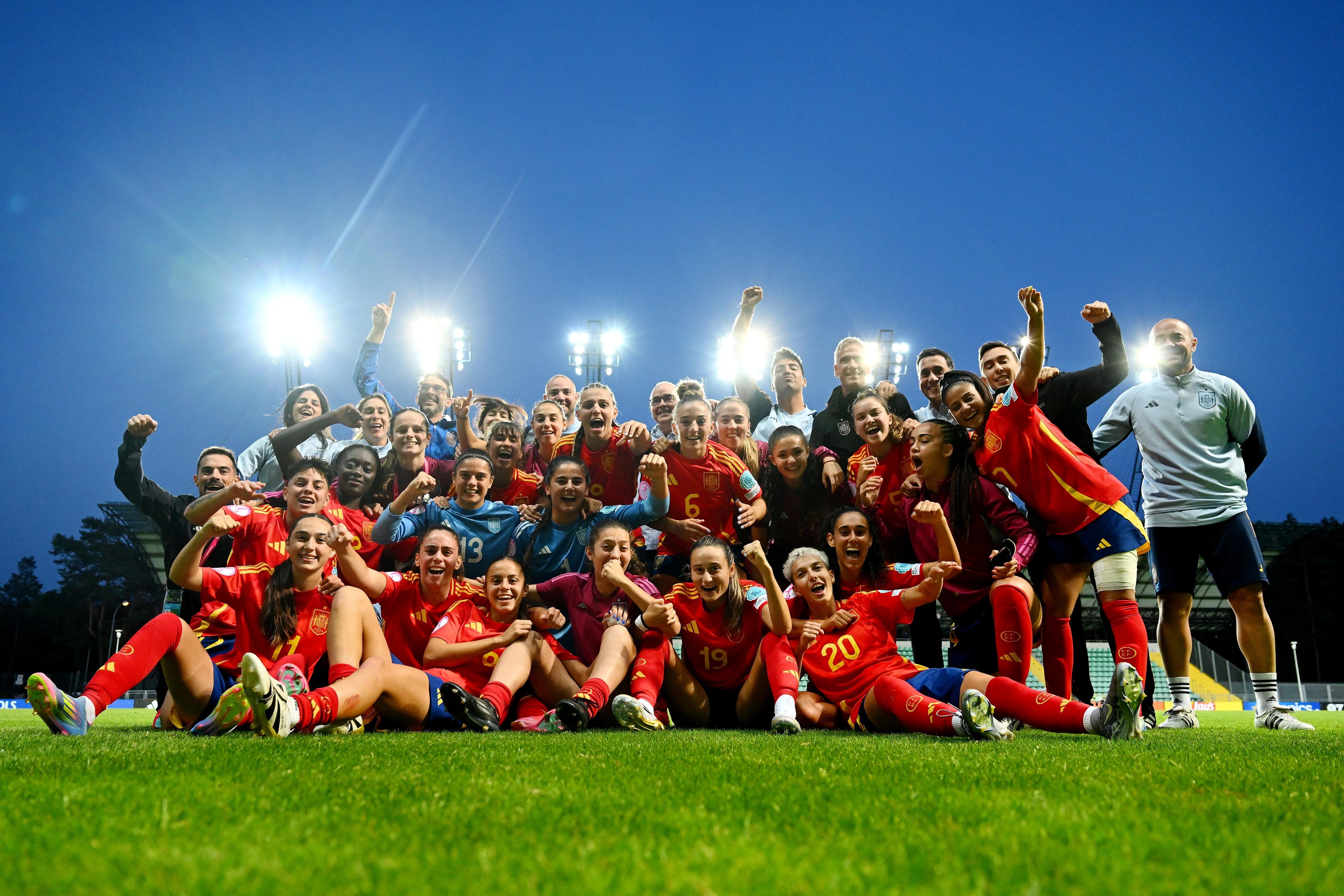 STALOWA WOLA, POLAND - JUNE 21: Players of Spain pose for a photo following victory in the UEFA Women's European Under-19 Championship 2024/25 Group B match between Spain and England at Stadium Stalowa Wola on June 21, 2025 in Stalowa Wola, Poland. (Photo by Tyler Miller - Sportsfile/UEFA via Getty Images)