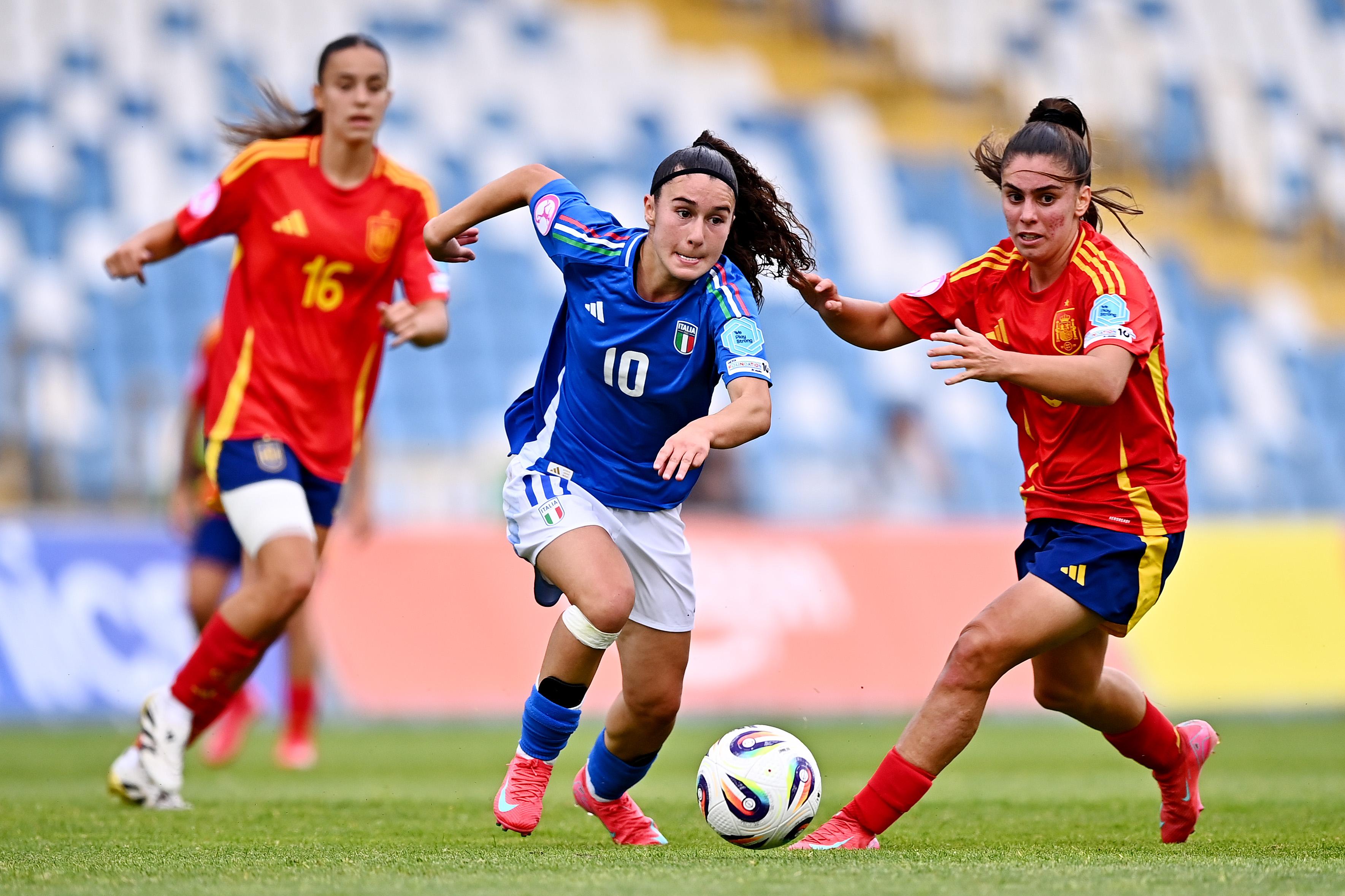 MIELEC, POLAND - JUNE 24: Giada Pellegrino Cimo of Italy is challenged by Ainoa Luna of Spain during the UEFA Women's European Under-19 Championship 2024/25 Semi-Final match between Spain and Italy at Stadium Mielec on June 24, 2025 in Mielec, Poland. (Photo by Tyler Miller - Sportsfile/UEFA via Getty Images)