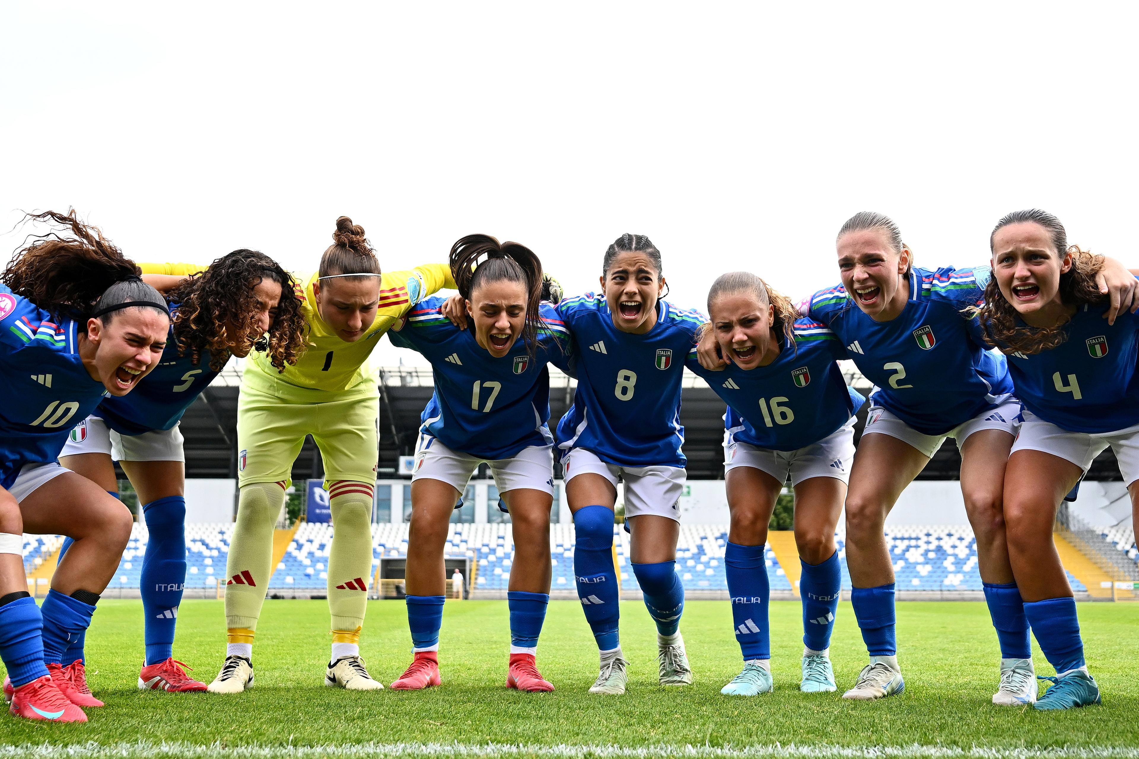 MIELEC, POLAND - JUNE 24: Players of Italy form a team huddle prior to the UEFA Women's European Under-19 Championship 2024/25 Semi-Final match between Spain and Italy at Stadium Mielec on June 24, 2025 in Mielec, Poland. (Photo by Tyler Miller - Sportsfile/UEFA via Getty Images)