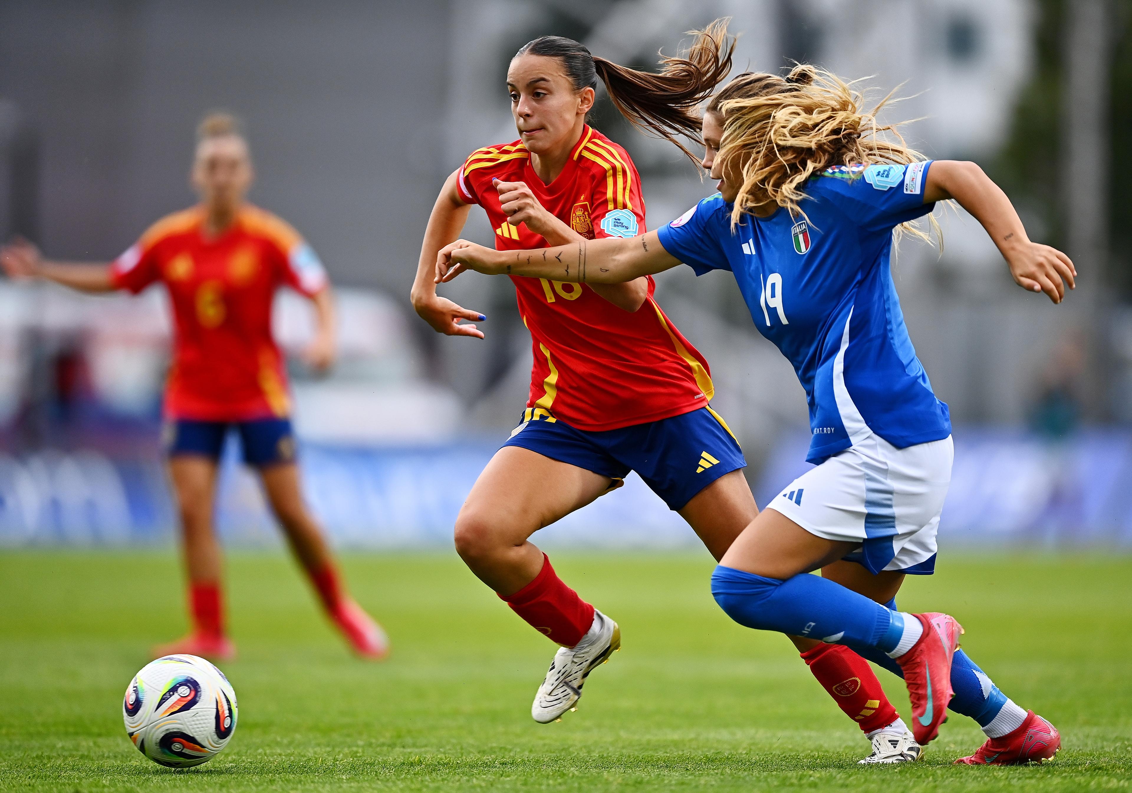 MIELEC, POLAND - JUNE 24: Clara Diaz of Spain is challenged by Manuela Sciabica of Italy during the UEFA Women's European Under-19 Championship 2024/25 Semi-Final match between Spain and Italy at Stadium Mielec on June 24, 2025 in Mielec, Poland. (Photo by Tyler Miller - Sportsfile/UEFA via Getty Images)