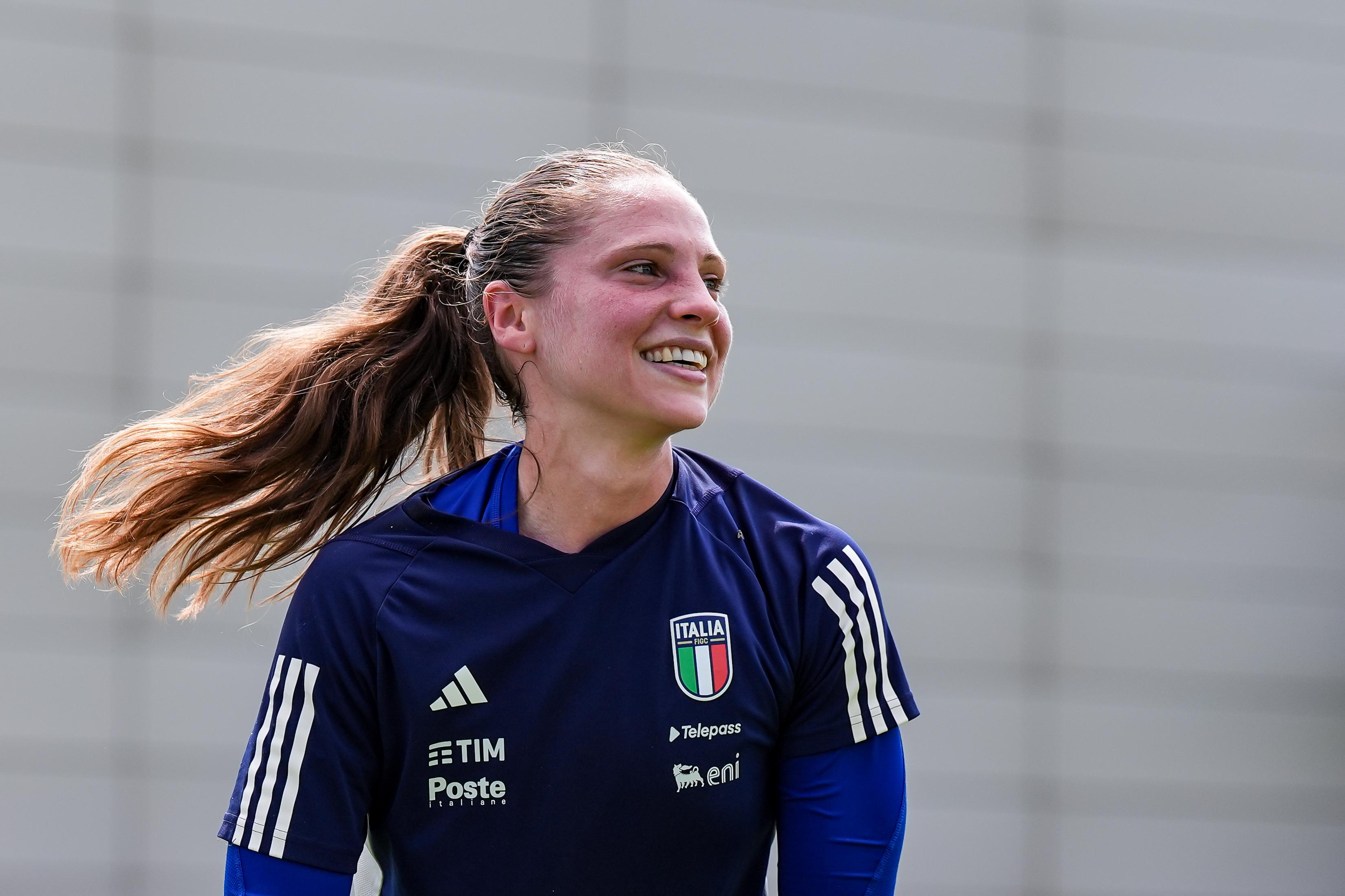 A Weggis è scattata la Azzurre mania: sorrisi, autografi e musica nell’allenamento aperto al pubblico. Giuliani: \"Good vibes in vista della semifinale\"