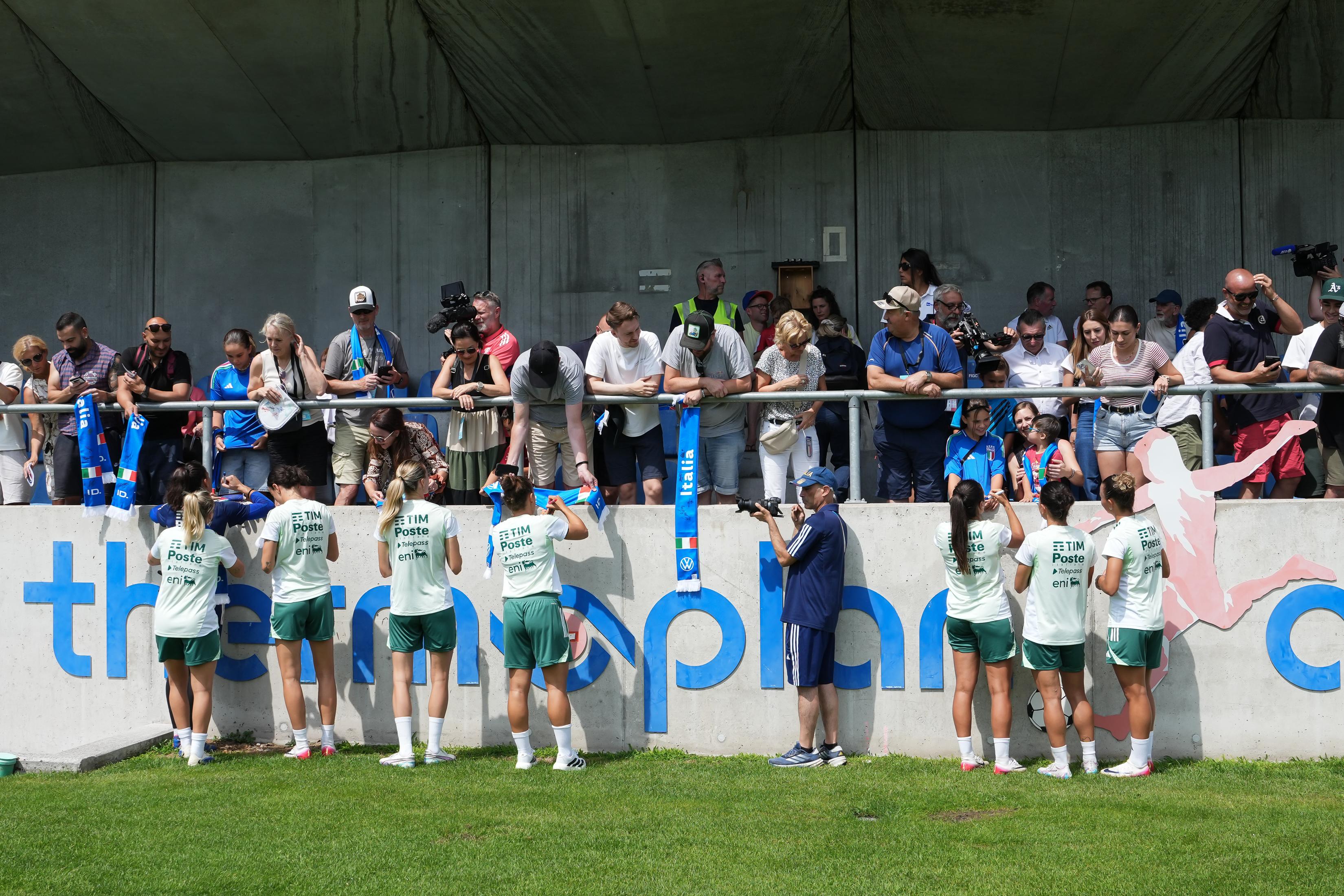 LUCERNE, SWITZERLAND - JULY 19: Players of Italy with fans after the Italy Women Training session on July 19, 2025 in Weggis, Lucerne, Switzerland. (Photo by Daniela Porcelli - FIGC/FIGC via Getty Images)