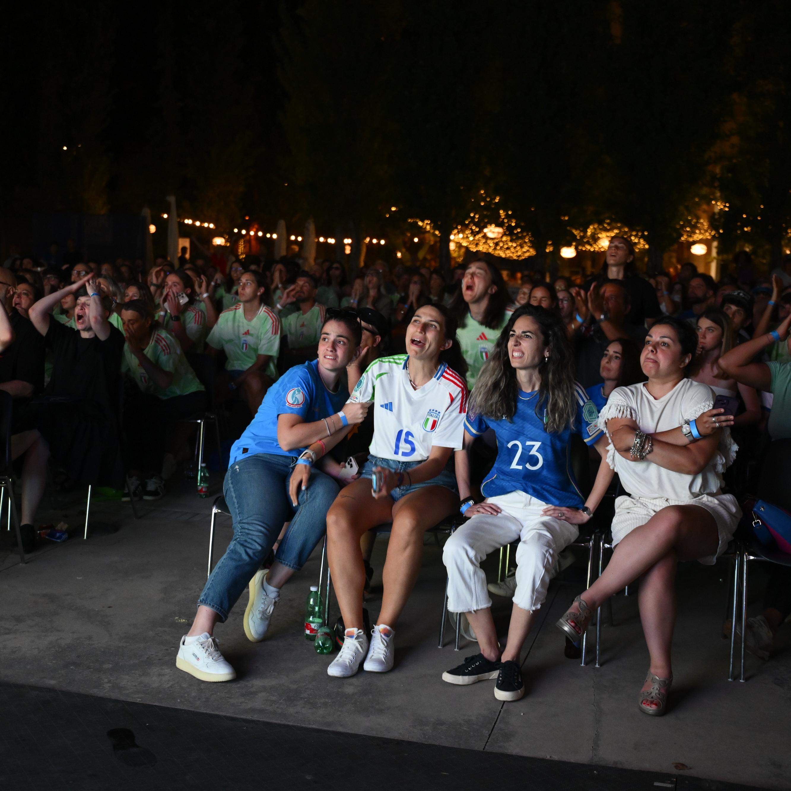 Dal sogno alle lacrime, al MAXXI la serata dell'orgoglio italiano. L'inno a squarciagola, il boato al gol di Bonansea, gli applausi finali dei 600 di Casa Azzurre