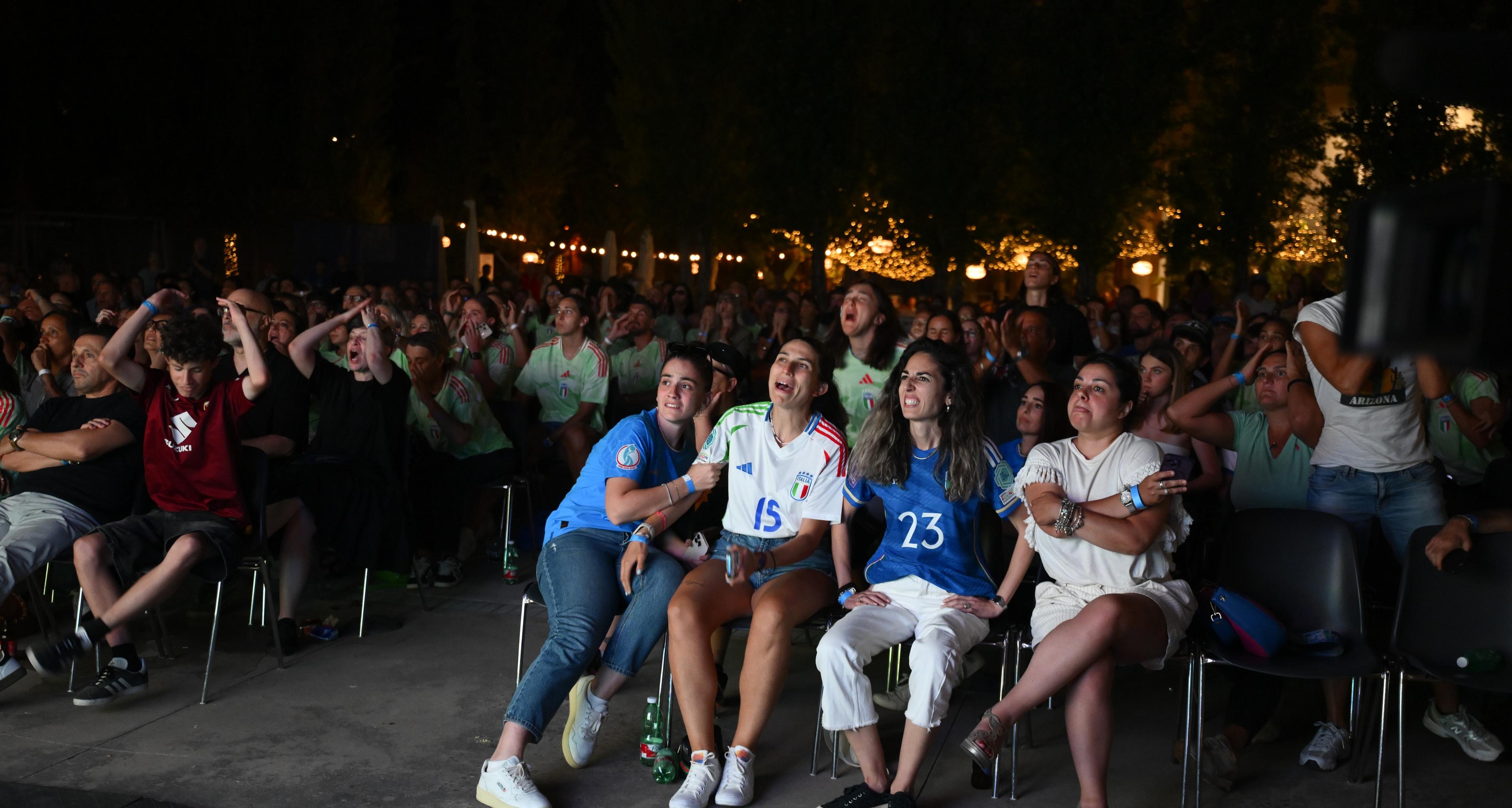 Dal sogno alle lacrime, al MAXXI la serata dell'orgoglio italiano. L'inno a squarciagola, il boato al gol di Bonansea, gli applausi finali dei 600 di Casa Azzurre