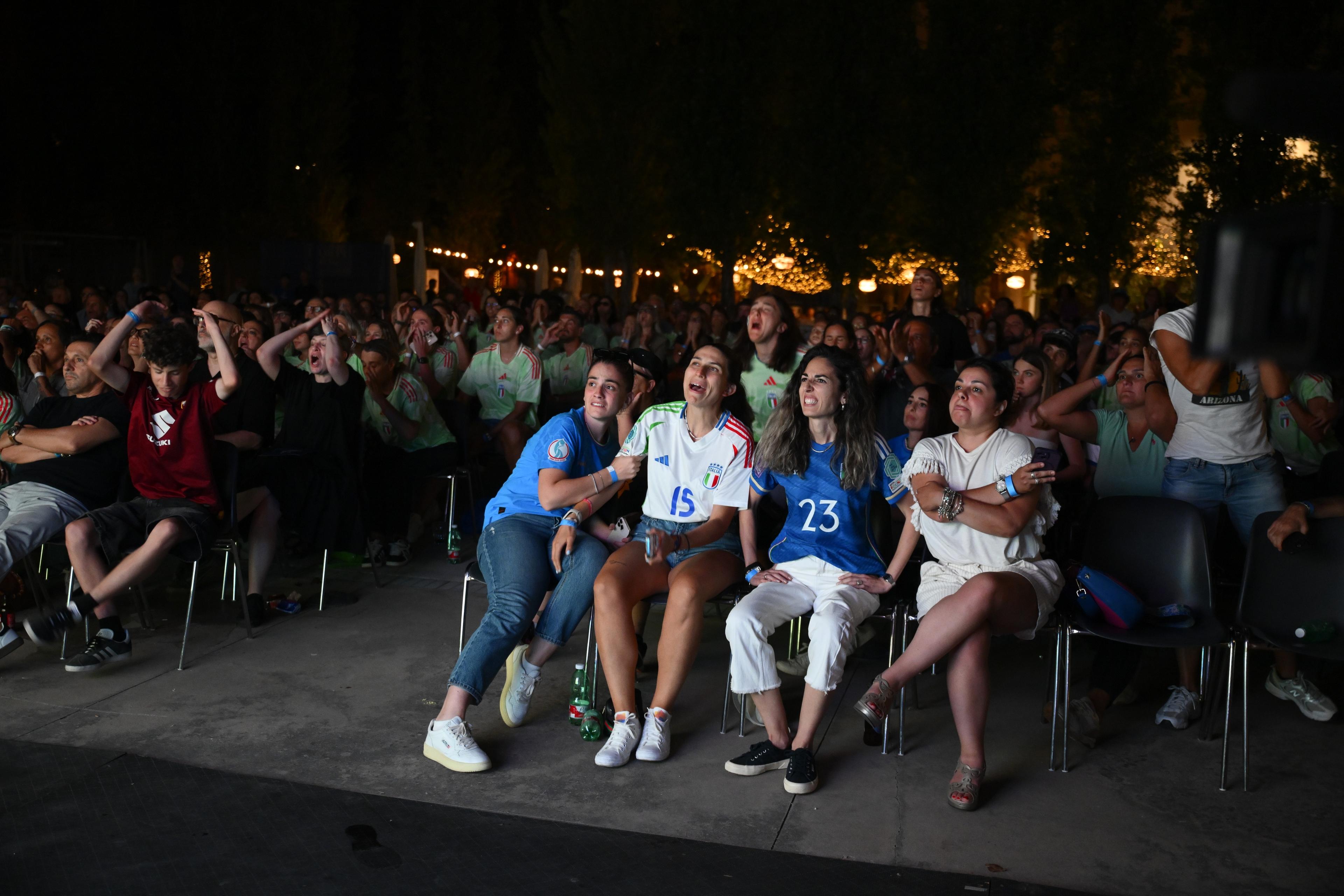 Dal sogno alle lacrime, al MAXXI la serata dell'orgoglio italiano. L'inno a squarciagola, il boato al gol di Bonansea, gli applausi finali dei 600 di Casa Azzurre