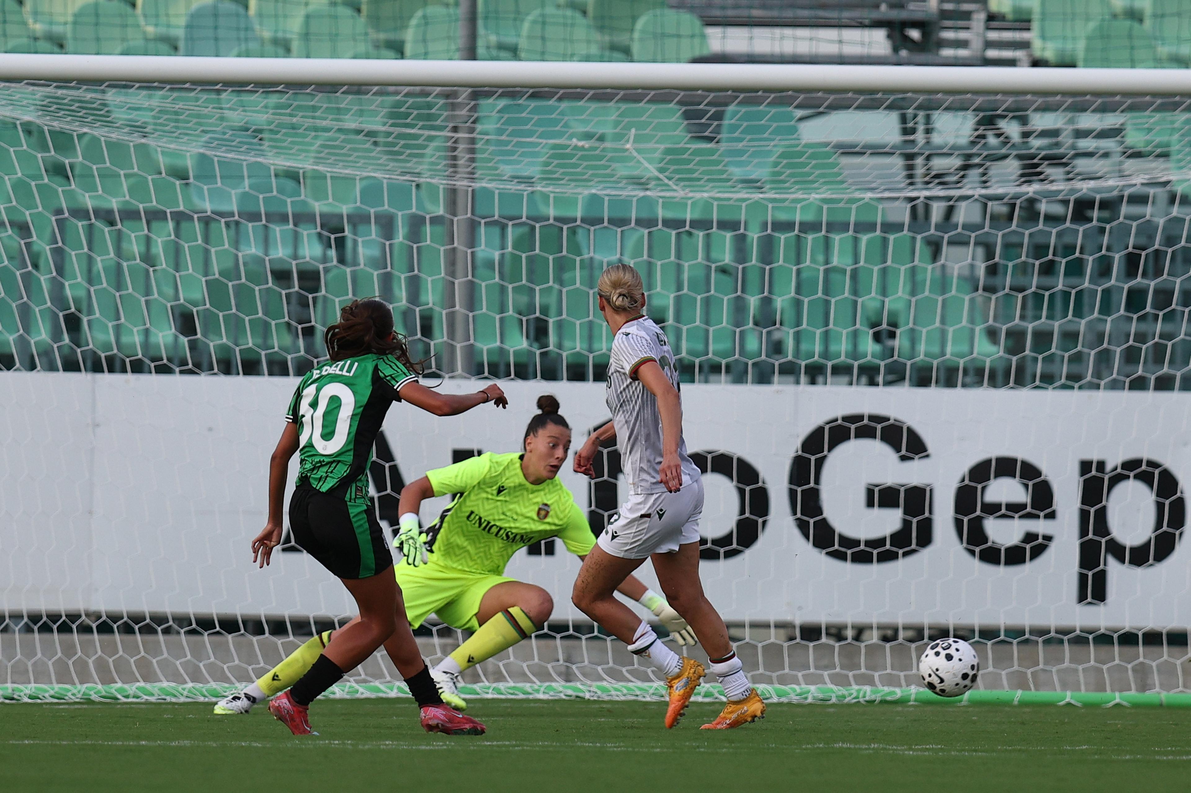 Manuela Perselli (Sassuolo Women)Kaja Erzen (Ternana Women)\\\\Viola Bartalini (Ternana Women) ; September 7; 2025 - Football : Italian Women Cup 2025 2026 Femminile ; 2°Day ; match between Sassuolo Women 1-1 Ternana Women at Enzo Ricci Stadium ; Sassuolo, Italy; Goal 1-1 ;( photo by aicfoto)(ITALY) [0855]