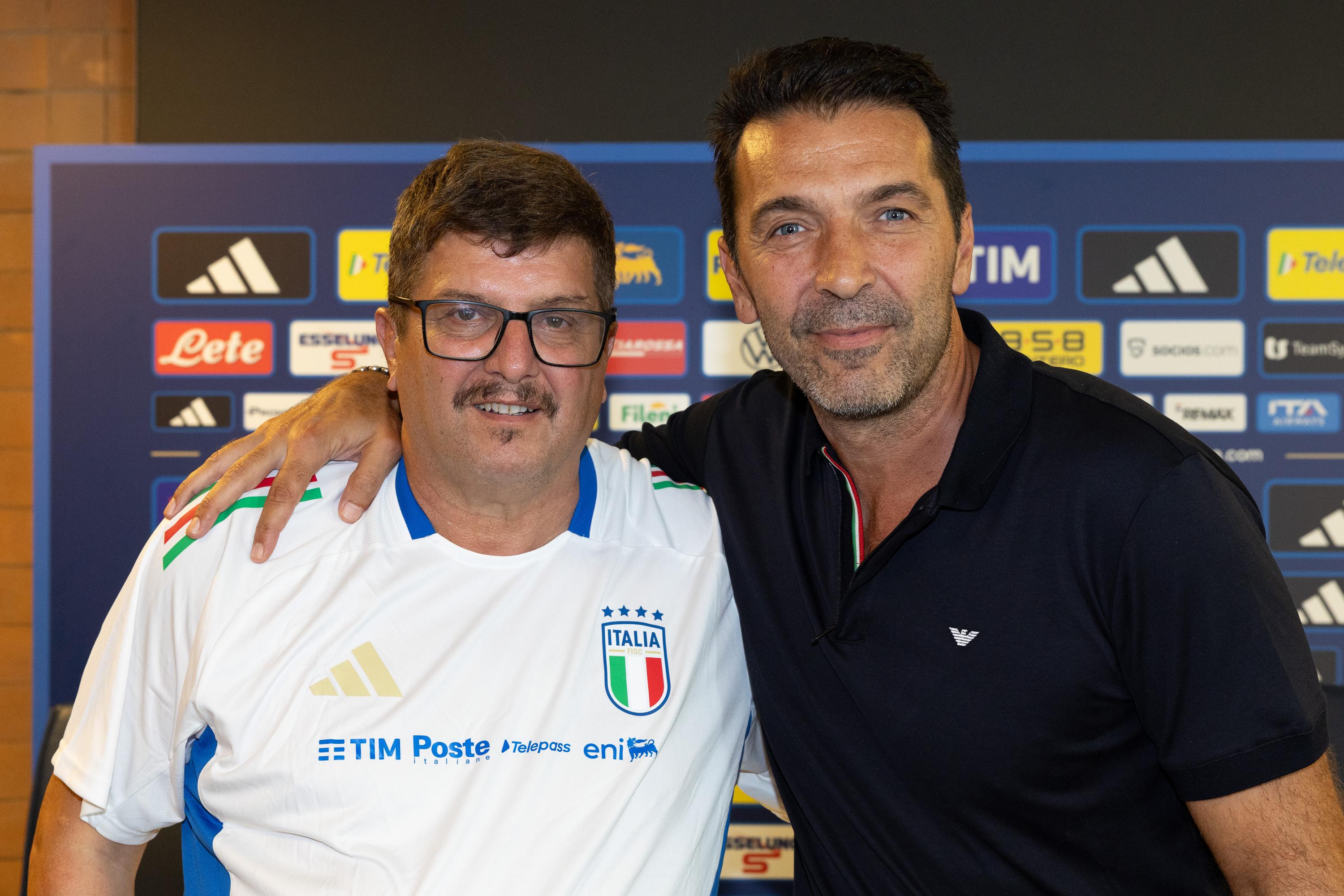 TIRRENIA, ITALY - SEPTEMBER 02: (L-R) Silvio Baldini head coach of Italy U21 and Gianluigi Buffon before Training Session at Centro di Preparazione Olimpica on September 02, 2025 in Tirrenia, Italy. (Photo by Luca Bizzarri - FIGC/FIGC via Getty Images)