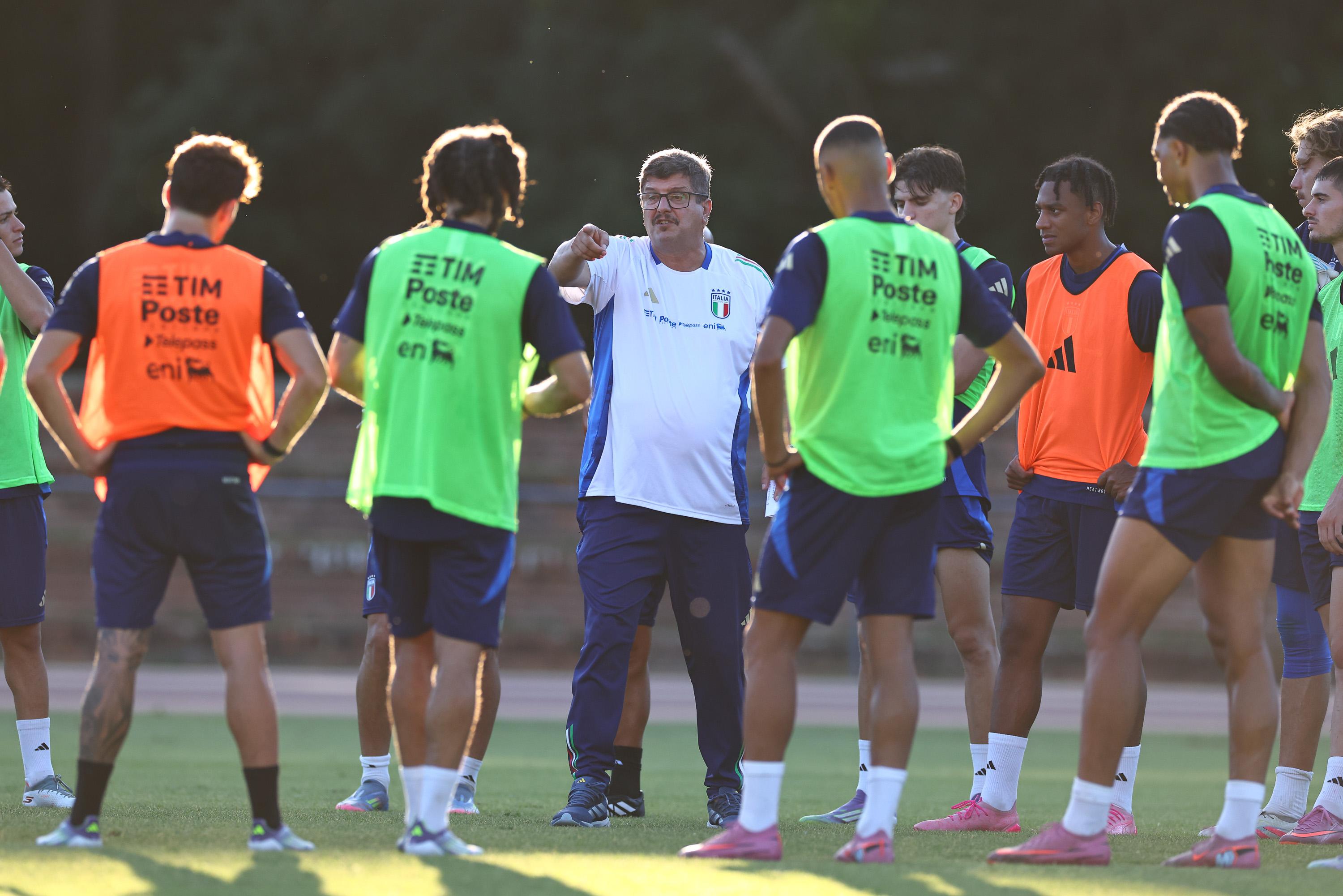 TIRRENIA, ITALY - SEPTEMBER 04: Players of Italy U21 during a training session at Centro di Preparazione Olimpica on September 04, 2025 in Tirrenia, Italy. (Photo by Luca Bizzarri - FIGC/FIGC via Getty Images)