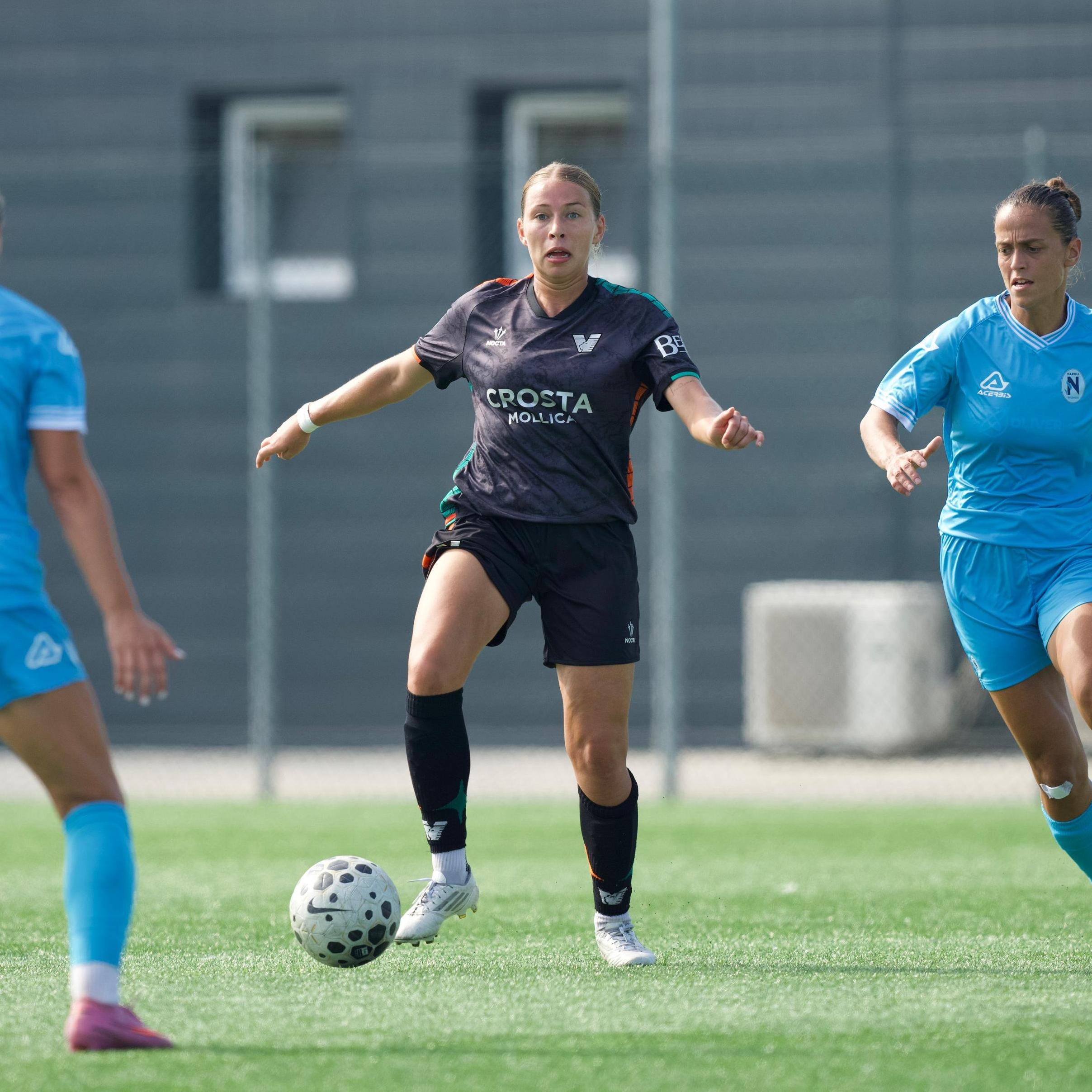 Napoli Women prima squadra qualificata agli ottavi di finale: cinque gol della squadra di Sassarini al Venezia. Domenica le altre partite