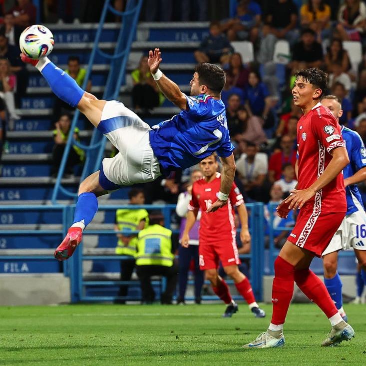 Riccardo Orsolini, a lifetime of bicycle kicks: \"As a child I would play football outside in the piazza, now I dream of playing in the World Cup.\"