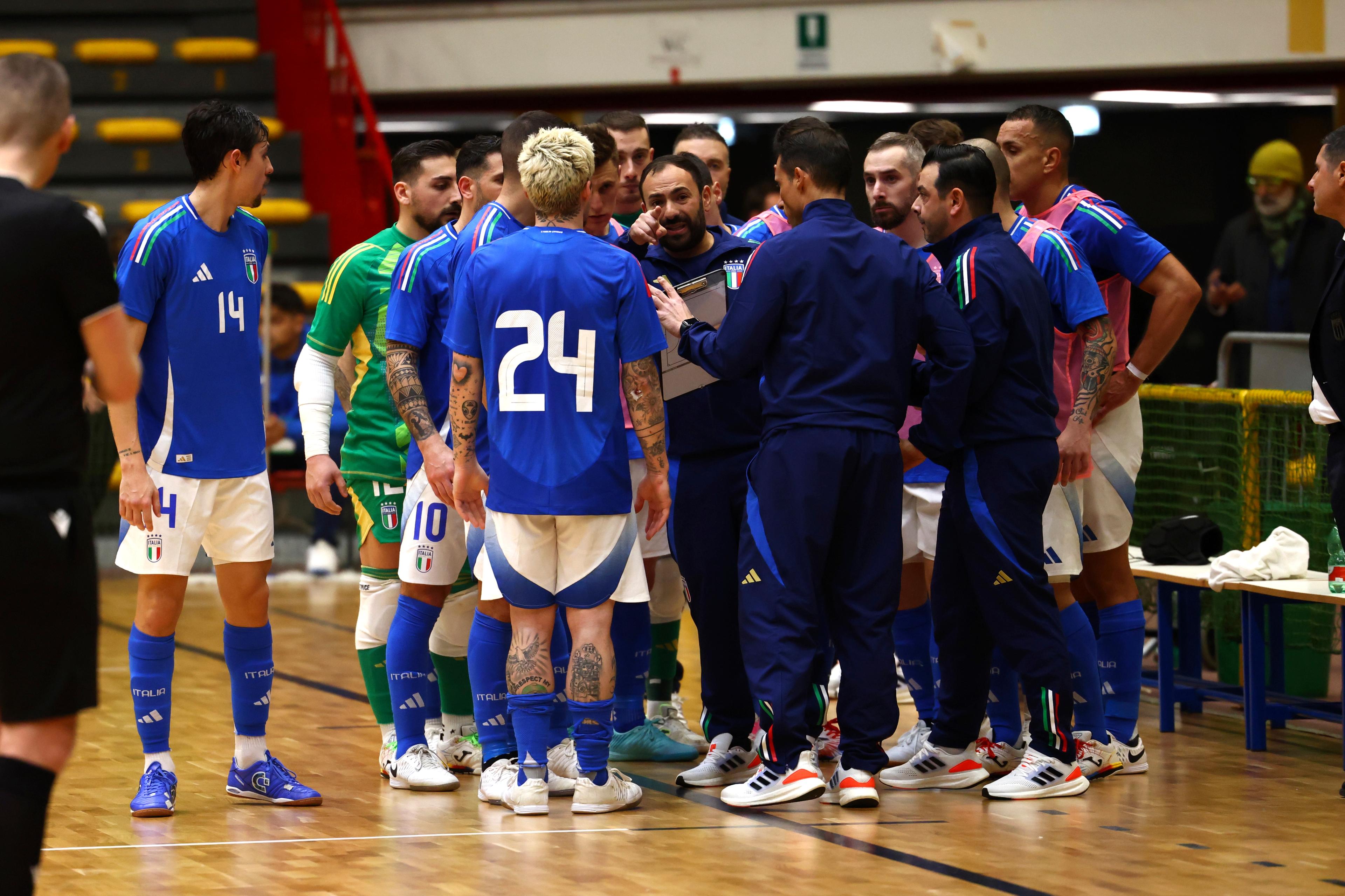 CATANIA, ITALY - JANUARY 30: Head coach of Italy Salvatore Samperi speaks to their players during the Futsal EURO 2026 Qualifyier match beetween Italy and Belarus on January 30, 2025 in PalaCatania, Catania, Italy. (Photo by FIGC/FIGC via Getty Images)