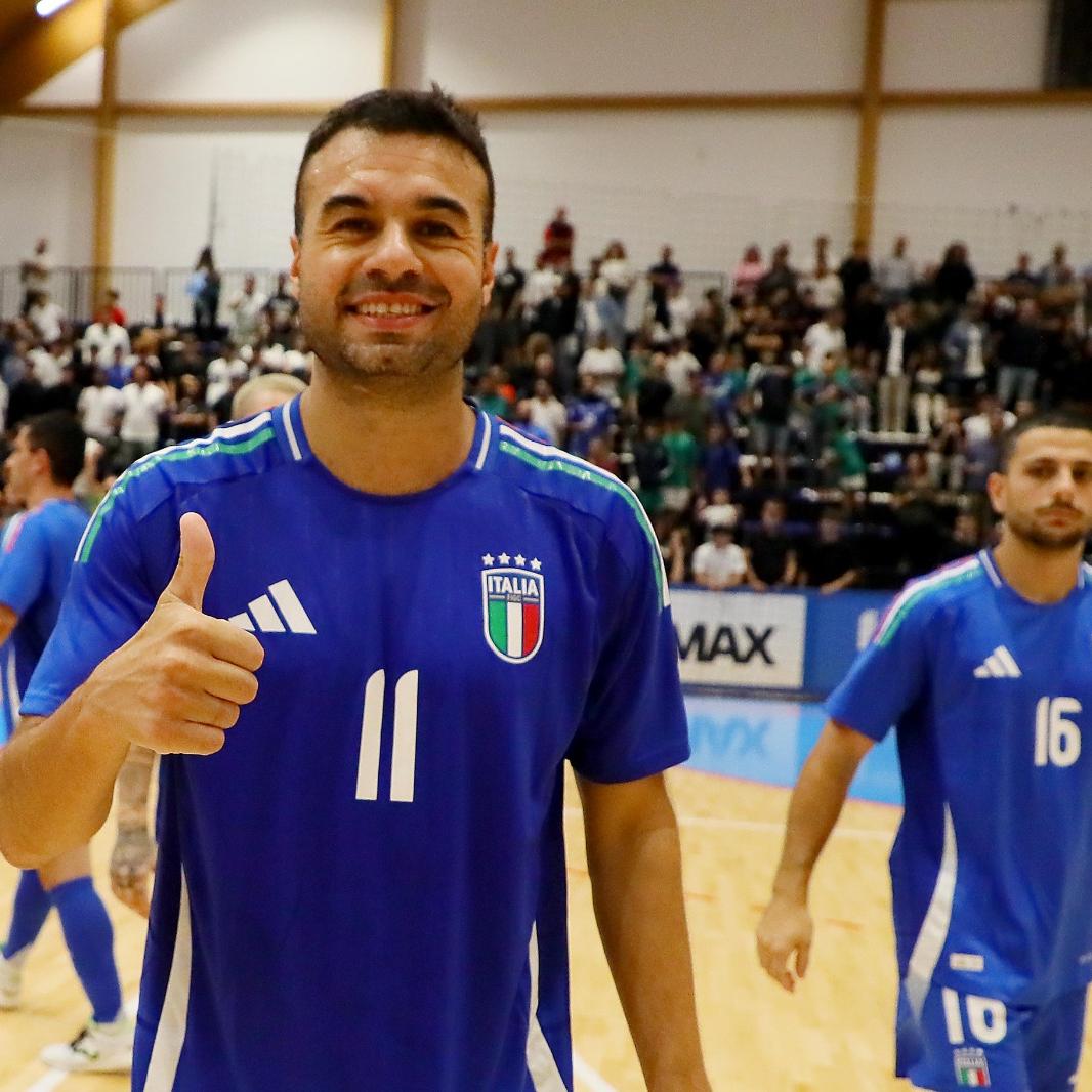 Fasano applaude il 2-1 degli Azzurri nell'andata dei playoff per Futsal EURO 2026