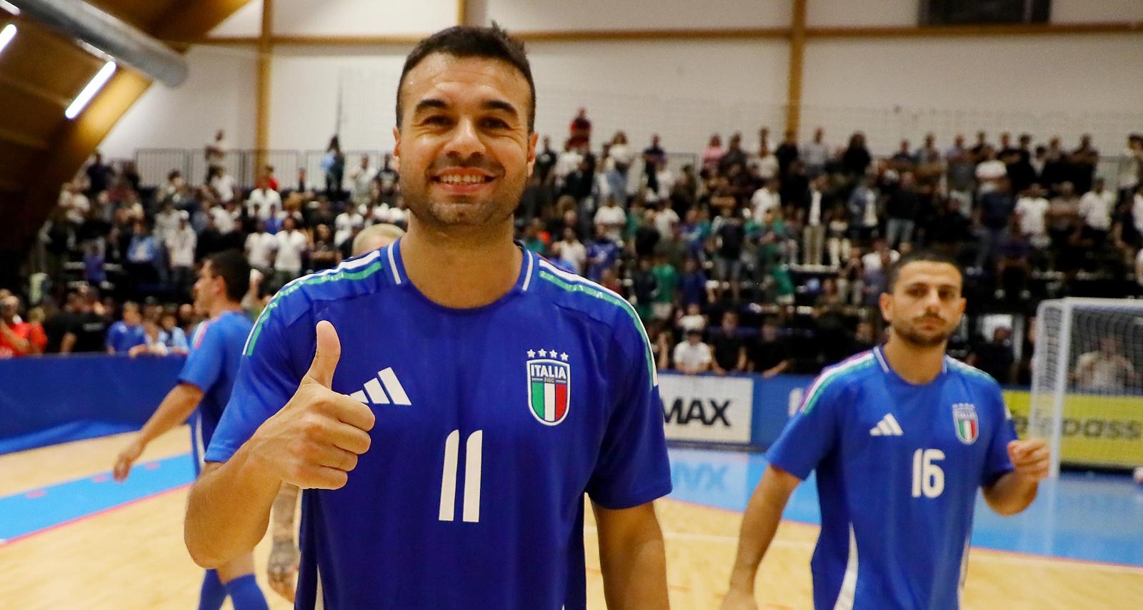 Fasano applaude il 2-1 degli Azzurri nell'andata dei playoff per Futsal EURO 2026