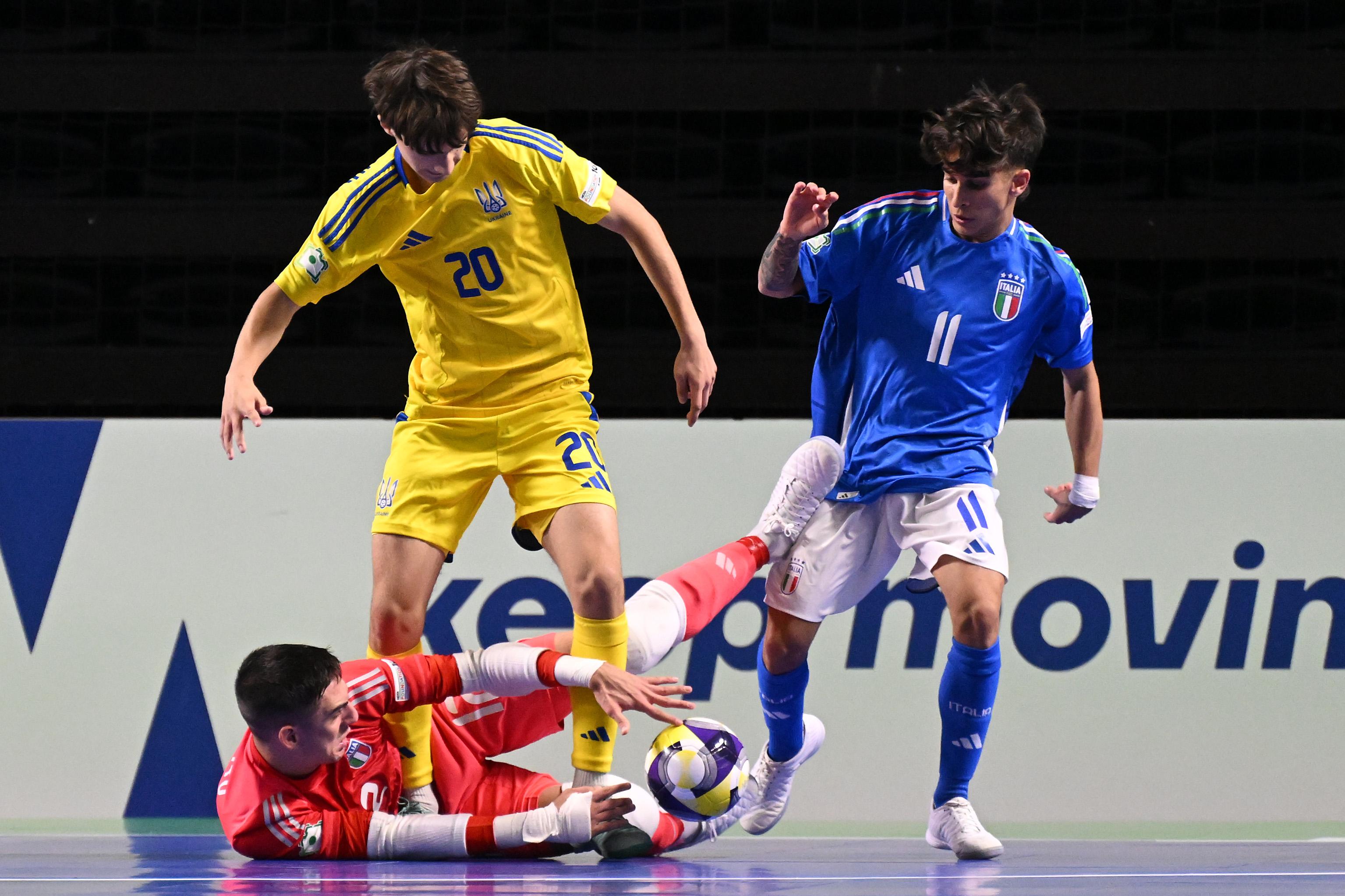 CHISINAU, MOLDOVA - OCTOBER 01: Artem Malynovskyi of Ukraine is challange by goalkeeper Tommaso Zanotto and Gaetano Centorrino of Italy during the UEFA Under-19 Futsal Euro 2025 match between Italy and Ukraine at Chisinau Arena on October 01, 2025 in Chisinau, Moldova.  (Photo by Tullio Puglia - UEFA/UEFA via Getty Images) , UEFA via Getty Images