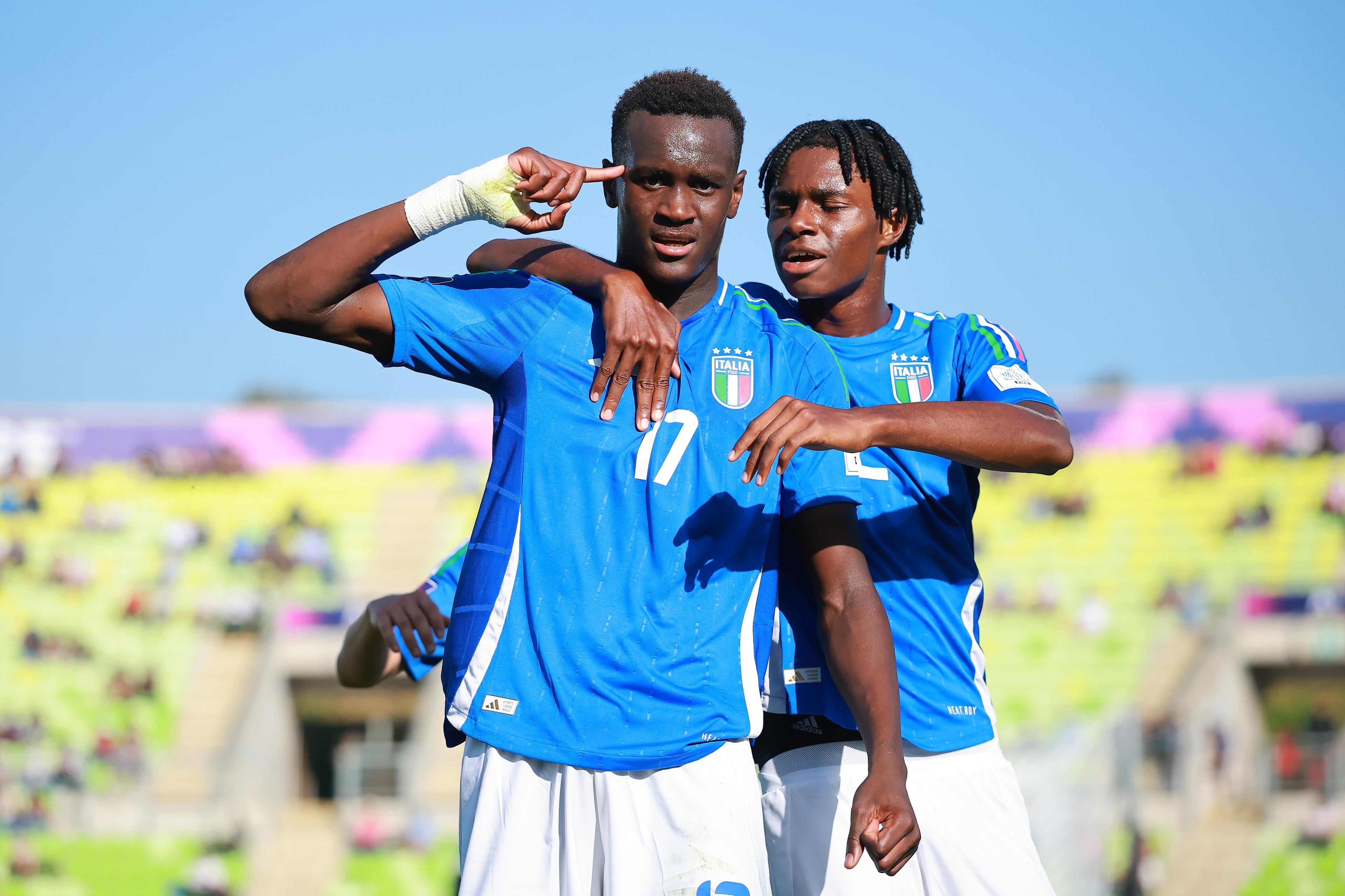 Jamal Iddrissou festaggia il gol del raddoppio azzurro insieme a Javison Osarumwense Idele