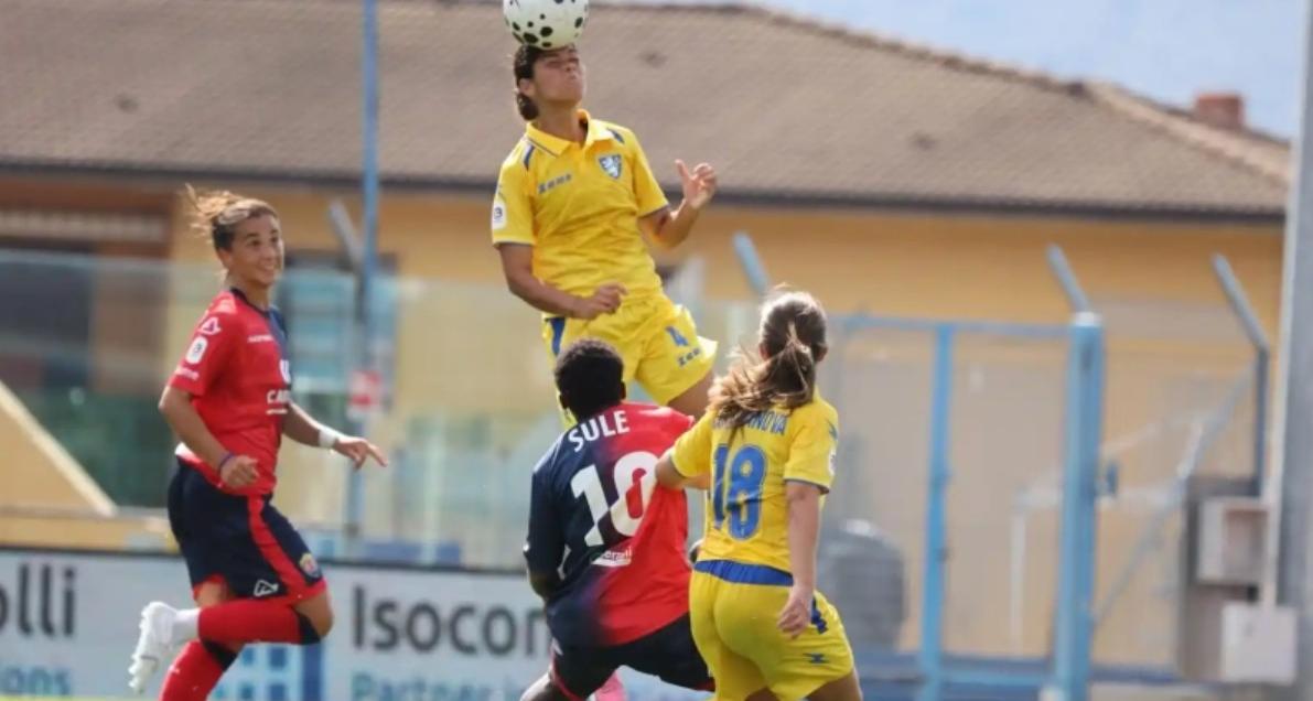 La 4ª giornata si apre con Frosinone-Como. Attesa per i derby Brescia-Lumezzane e Verona-Venezia