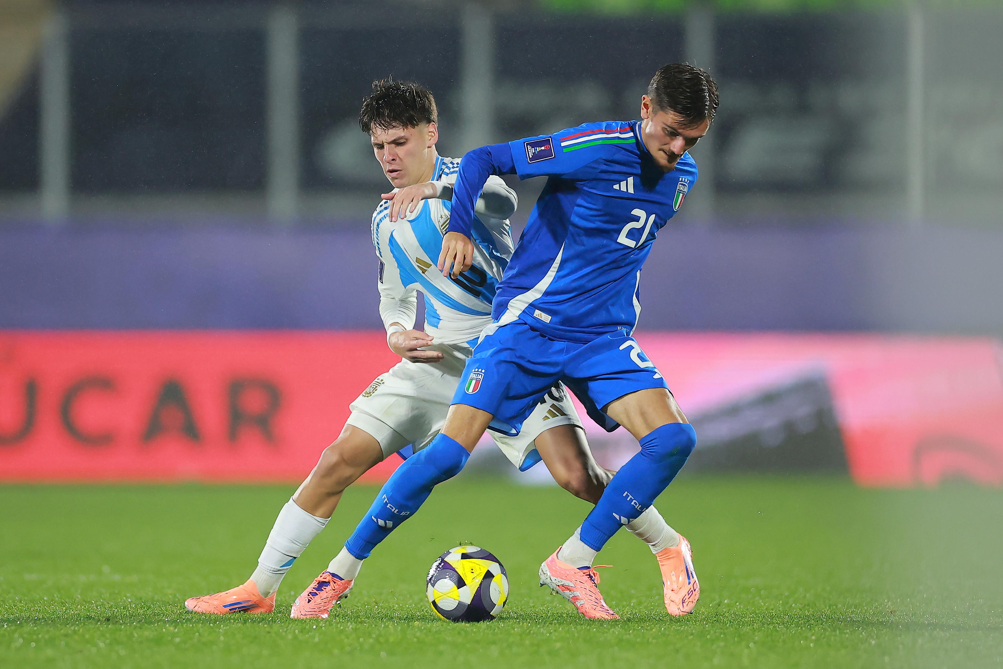 VALPARAISO, CHILE - OCTOBER 04: Lorenzo Riccio of Italy battles for possession against Alvaro Montoro of Argentina during the FIFA U-20 World Cup Chile 2025 Group D match between Argentina and Italy at Estadio El\\u00EDas Figueroa Brander on October 04, 2025 in Valparaiso, Chile. (Photo by Hector Vivas - FIFA/FIFA via Getty Images) , FIFA via Getty Images