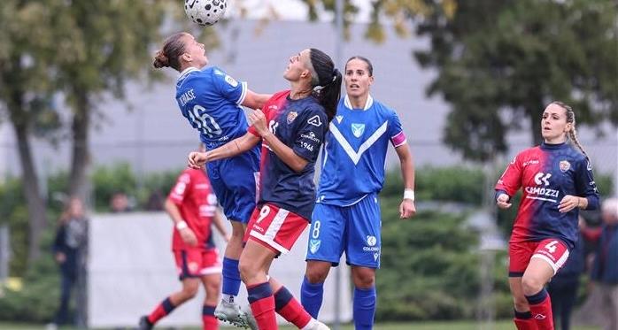 Il Bologna vince e il Brescia frena, tre squadre in testa dopo quattro giornate