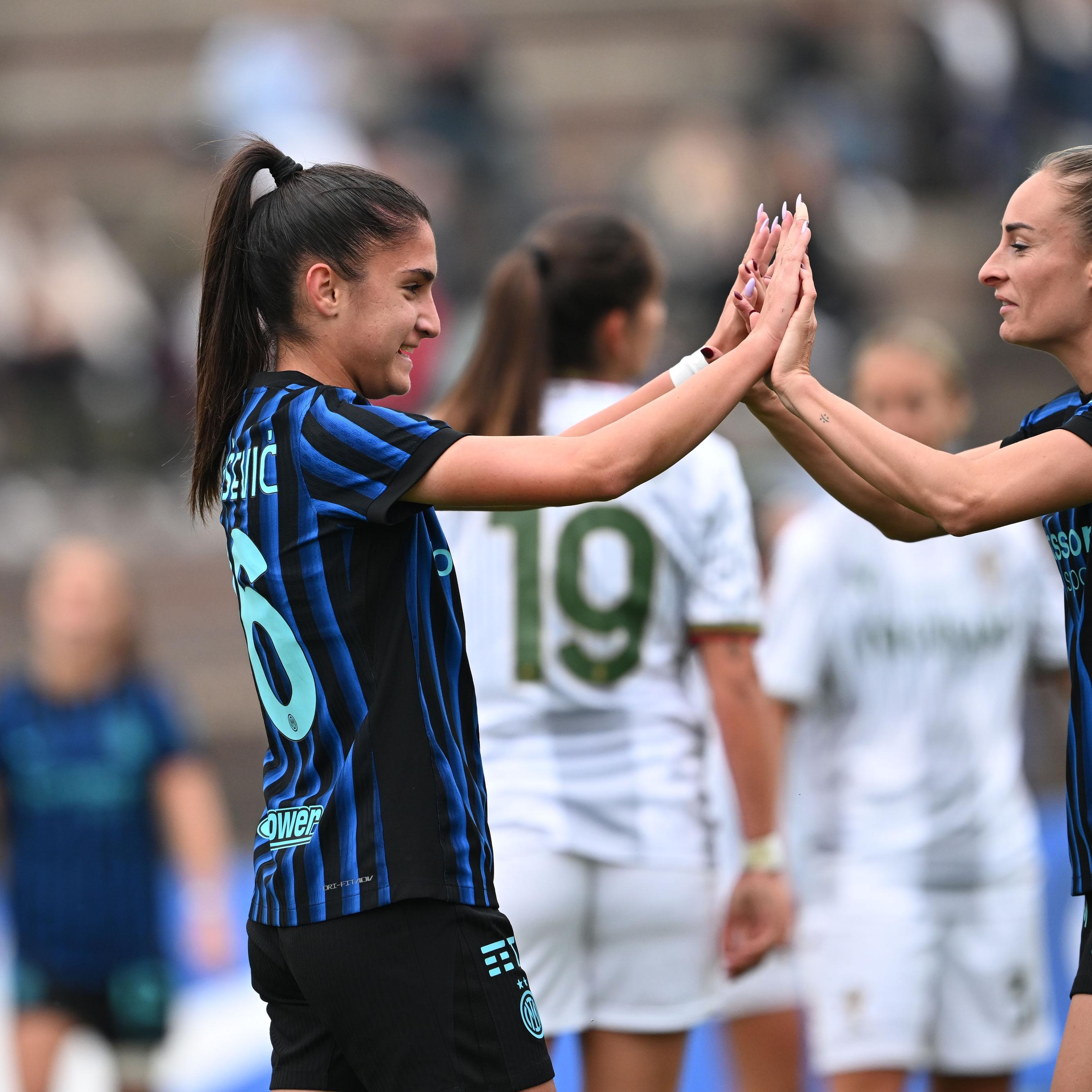 Fiorentina-Inter e Milan-Roma i big match, la Juventus riceve il Como Women. Derby Parma-Sassuolo