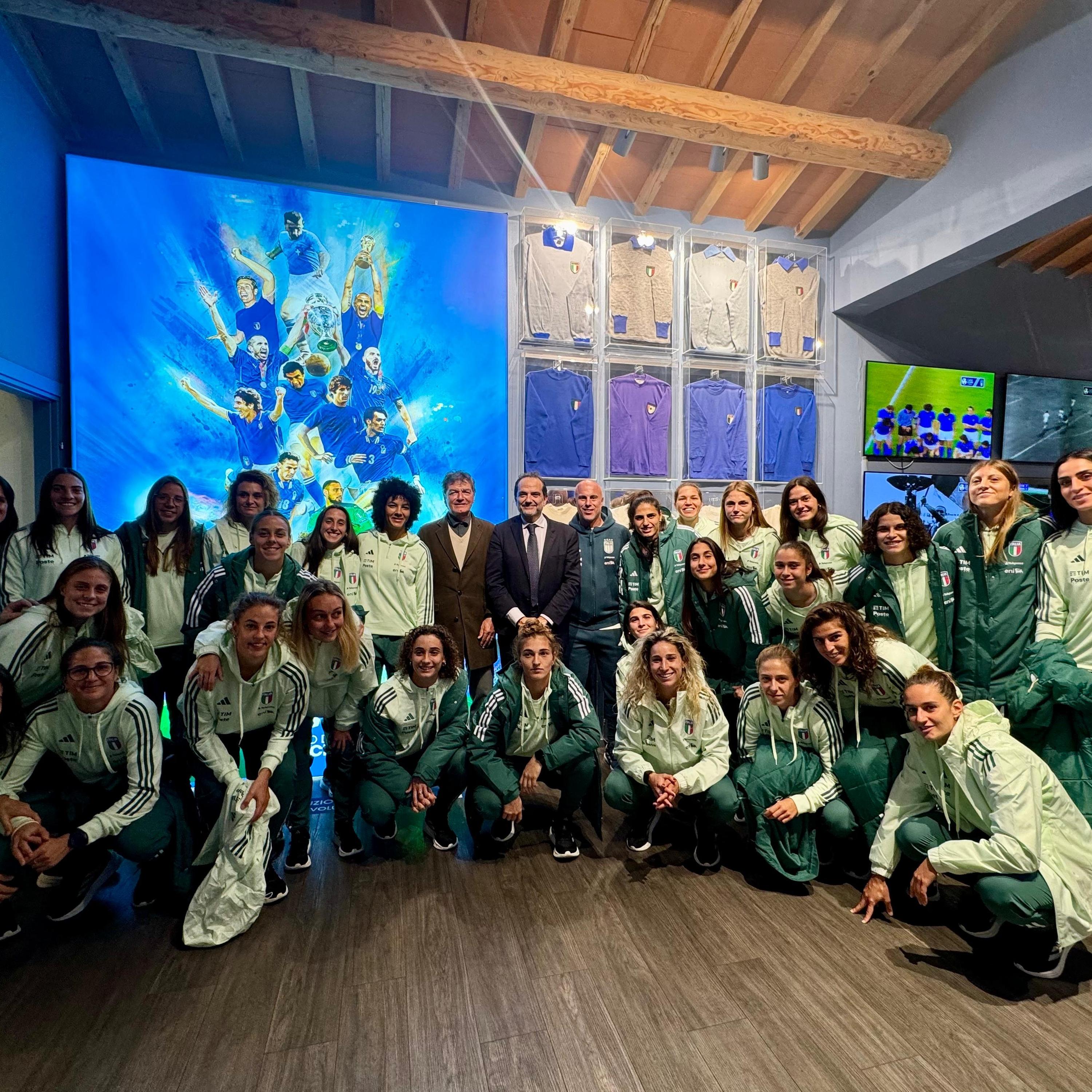 Le Azzurre in visita al Museo del Calcio. Marani: “Siete il simbolo della crescita del movimento”