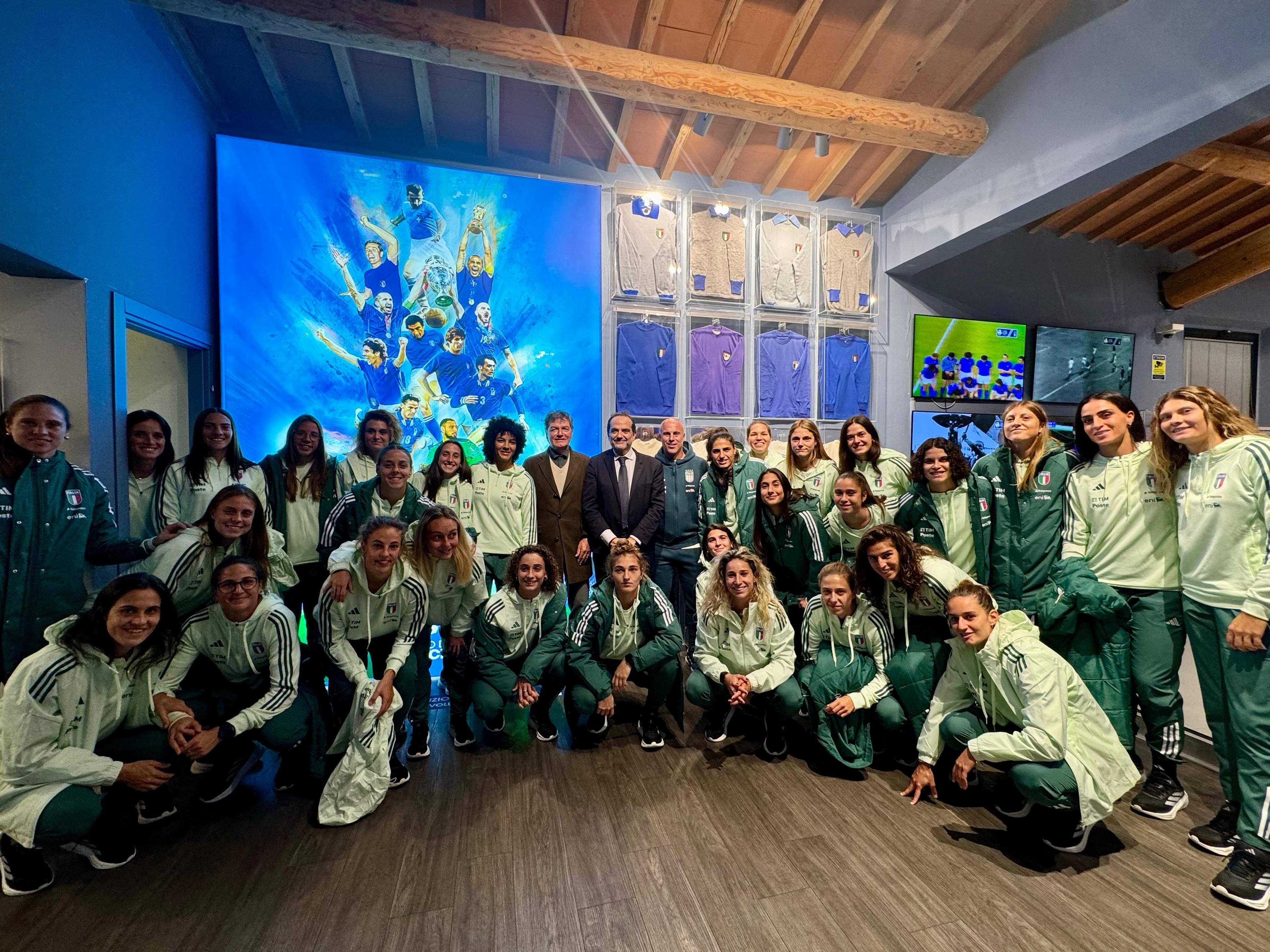 Le Azzurre in visita al Museo del Calcio. Marani: “Siete il simbolo della crescita del movimento”