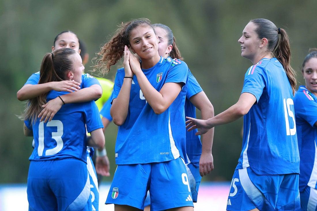 Rosanna Ventriglia esulta dopo il gol che regala all\\'Italia la prima vittoria stagionale