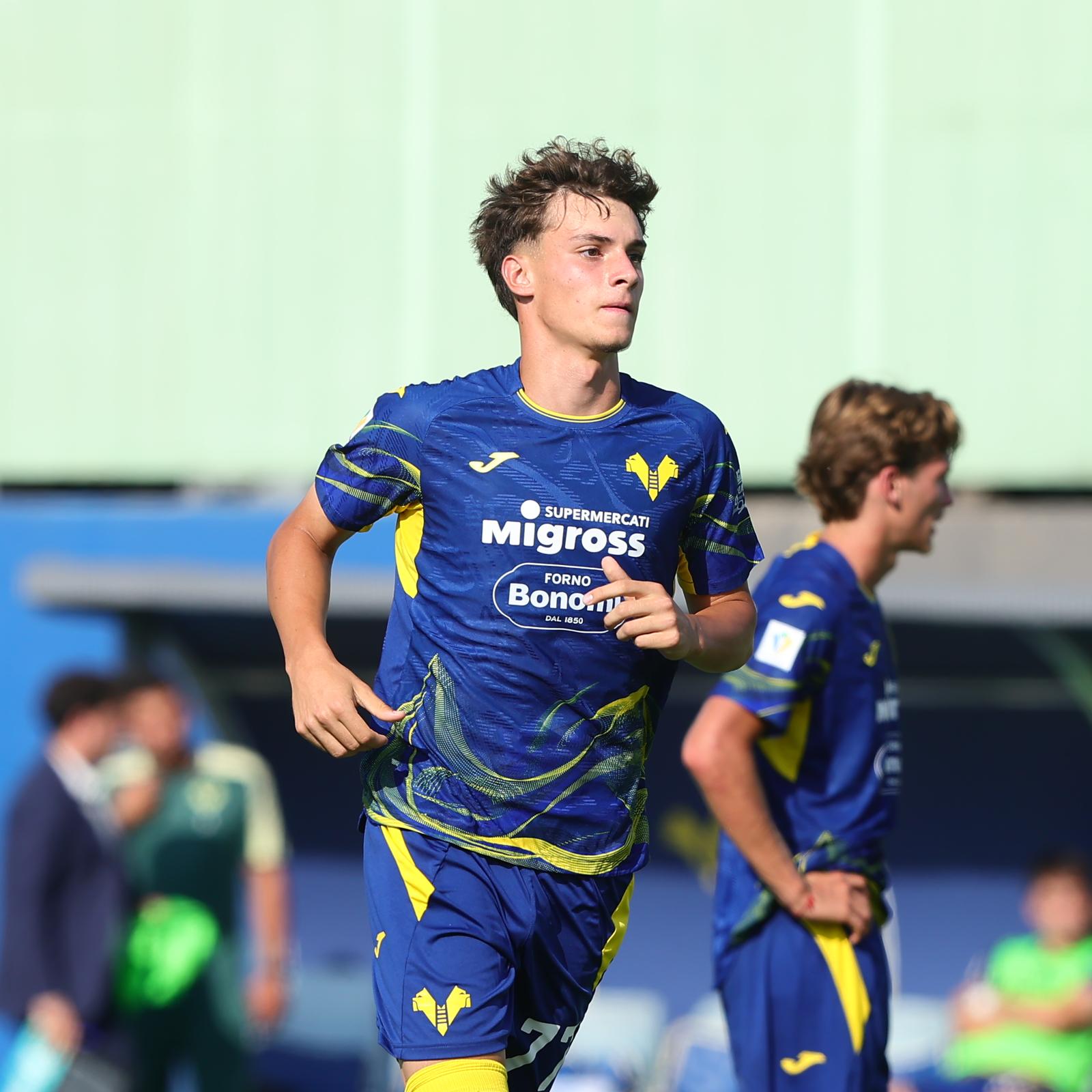 Tommaso Casagrande, il goleador triestino dell’Hellas capolista: “Non poniamoci limiti”