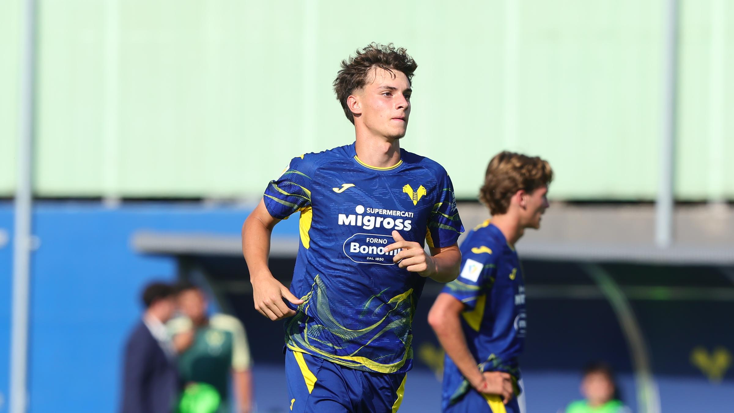 Tommaso Casagrande, il goleador triestino dell’Hellas capolista: “Non poniamoci limiti”