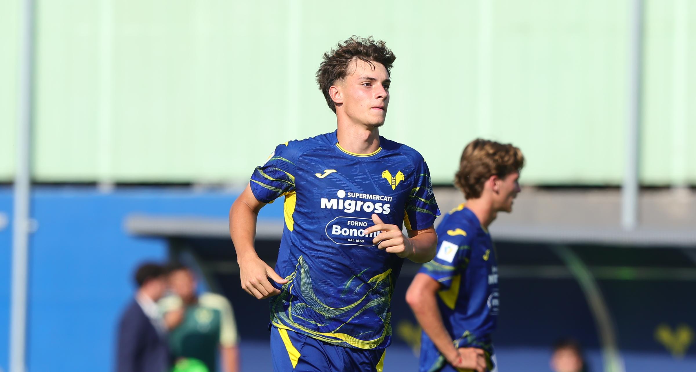 Tommaso Casagrande, il goleador triestino dell’Hellas capolista: “Non poniamoci limiti”