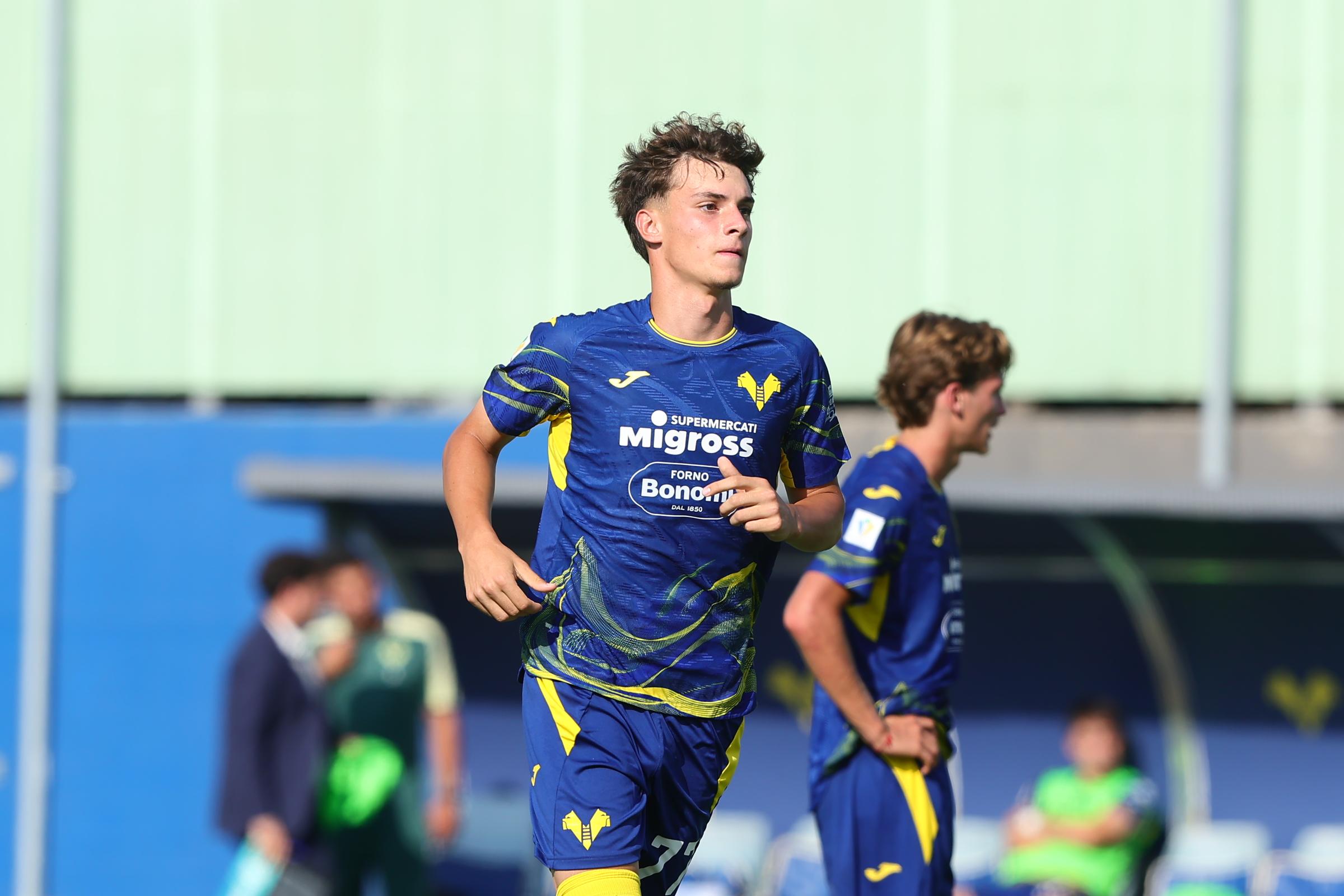 Tommaso Casagrande, il goleador triestino dell’Hellas capolista: “Non poniamoci limiti”